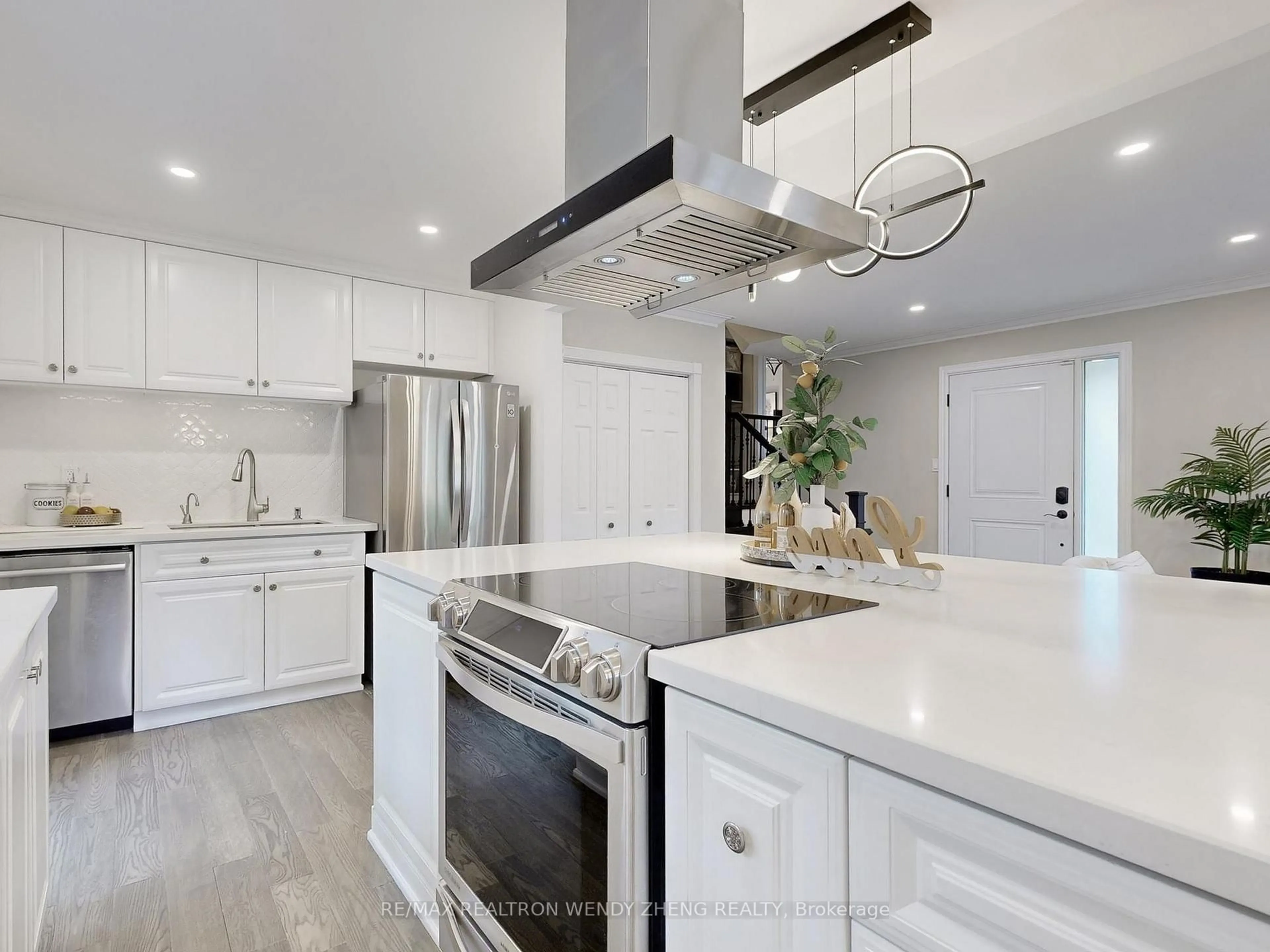 Contemporary kitchen, ceramic/tile floor for 164 Kenvale Crt, Richmond Hill Ontario L4C 4S9