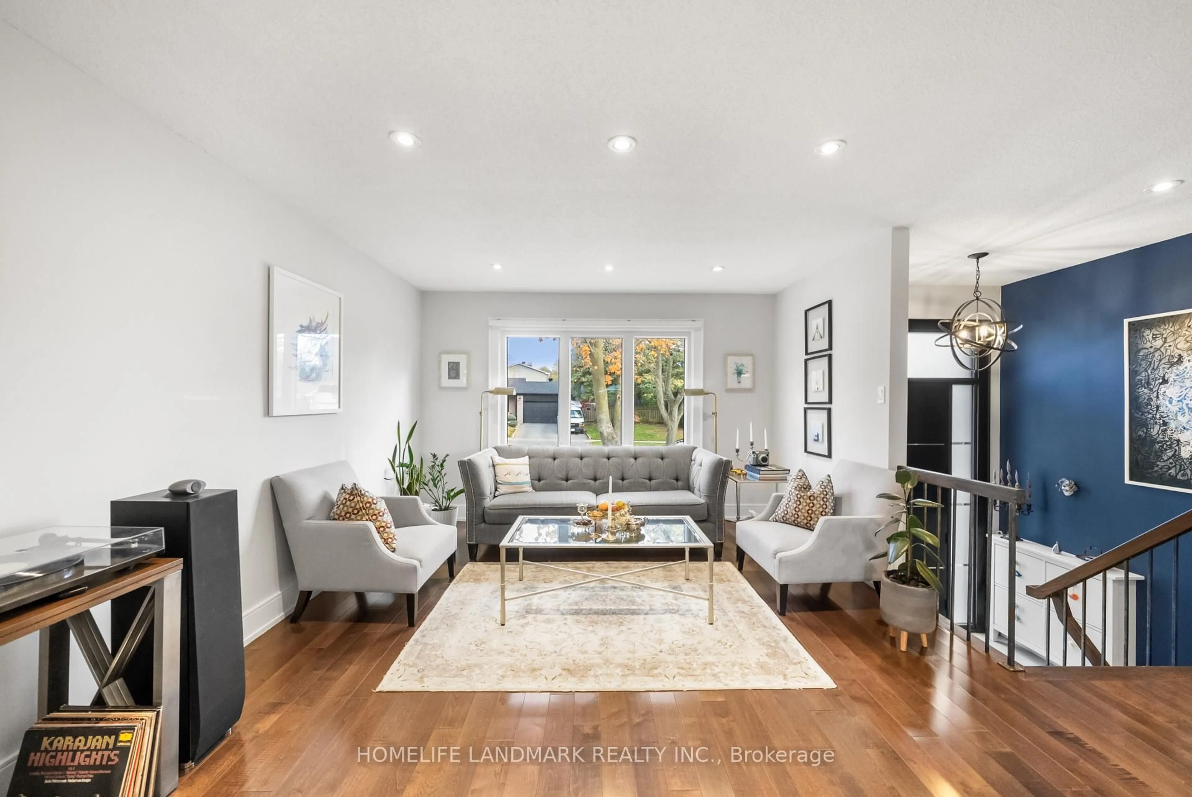 Living room with furniture, unknown for 6 Drumern Cres, Richmond Hill Ontario L4C 5H8