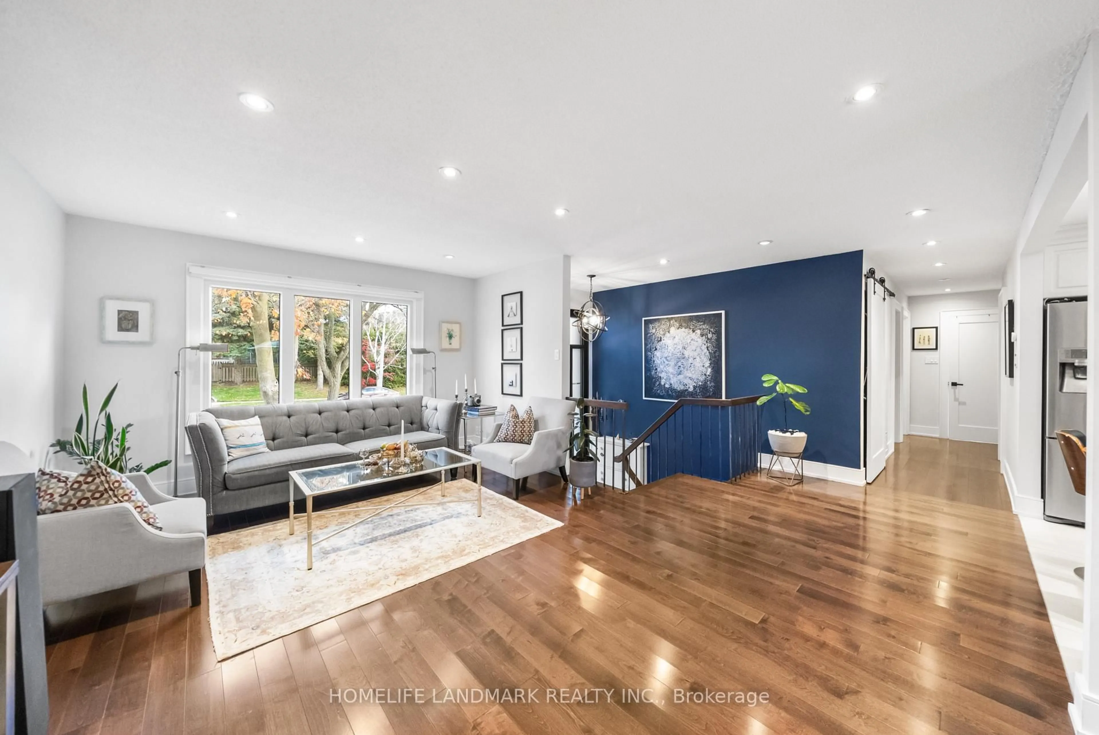 Living room with furniture, wood/laminate floor for 6 Drumern Cres, Richmond Hill Ontario L4C 5H8