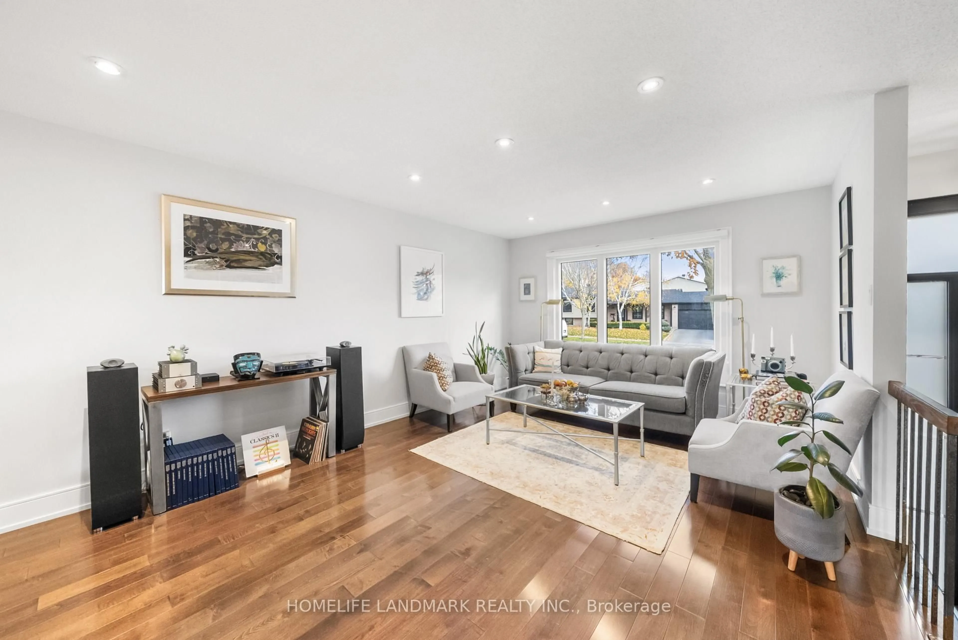 Living room with furniture, unknown for 6 Drumern Cres, Richmond Hill Ontario L4C 5H8