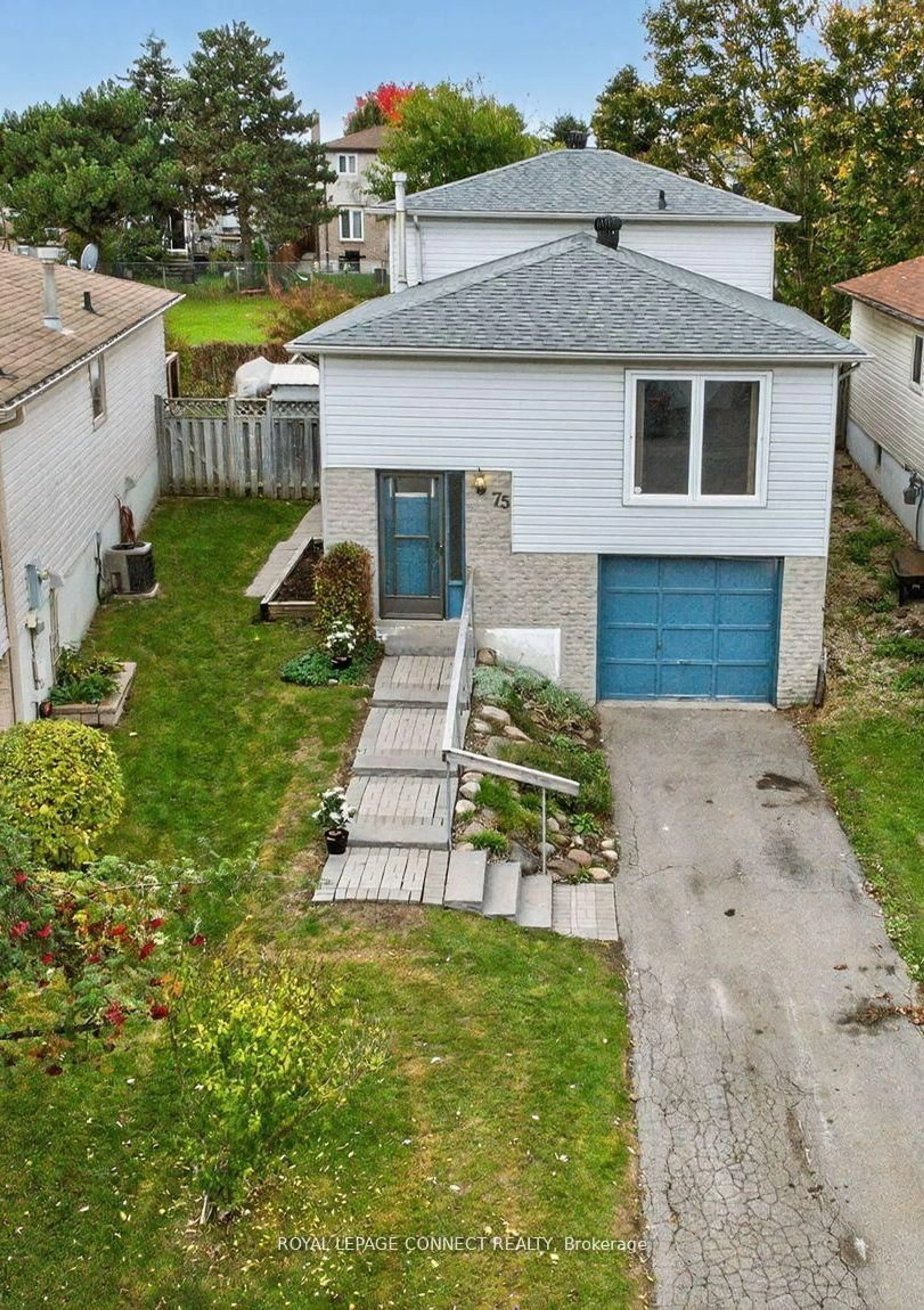 A pic from outside/outdoor area/front of a property/back of a property/a pic from drone, street for 75 Hudson Cres, Bradford West Gwillimbury Ontario L3Z 2K1