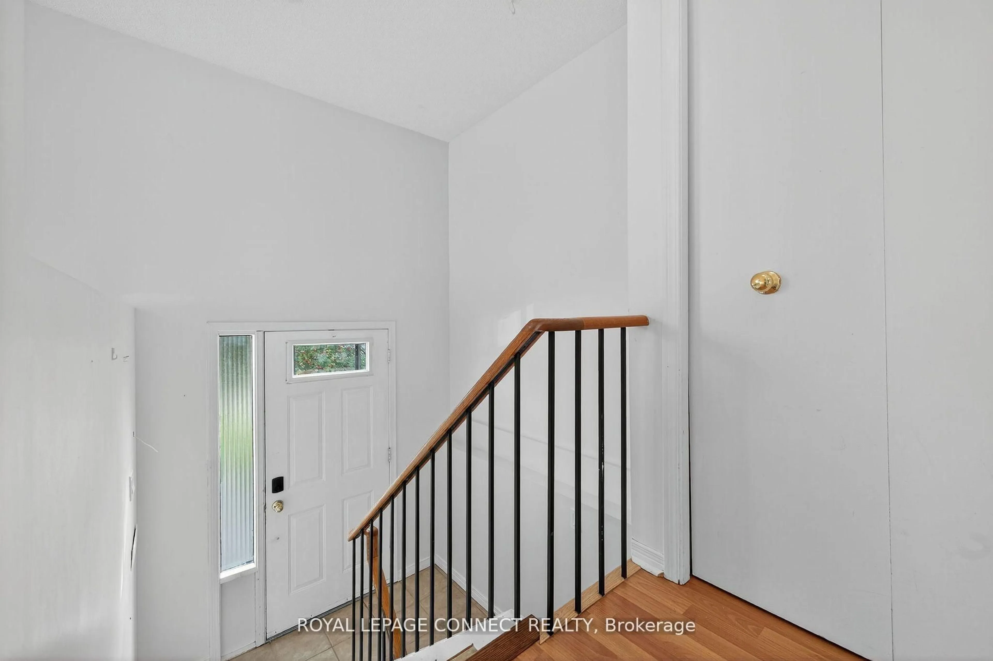 Indoor entryway for 75 Hudson Cres, Bradford West Gwillimbury Ontario L3Z 2K1