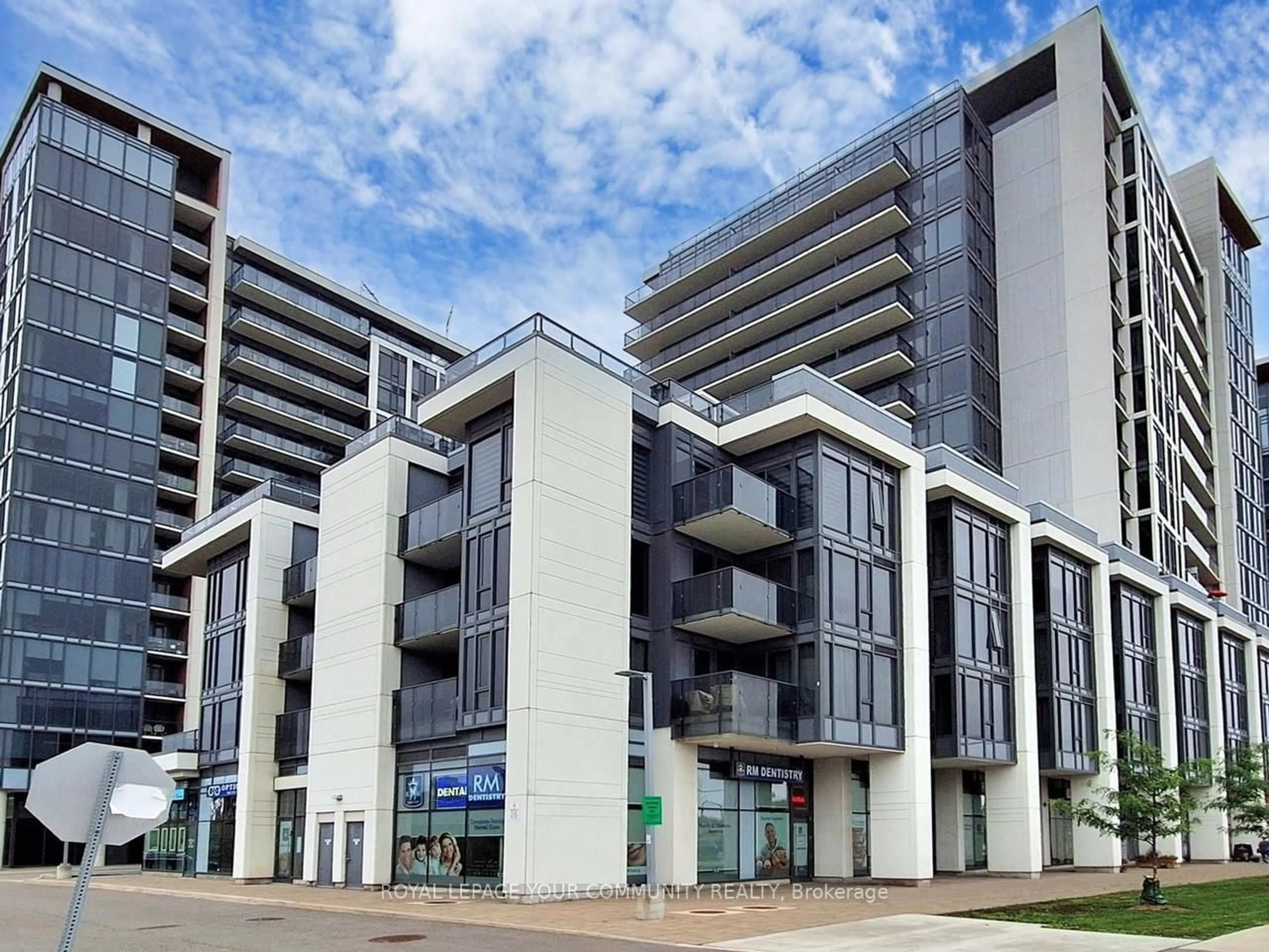 Indoor foyer for 9618 Yonge St #301, Richmond Hill Ontario L4C 0X5