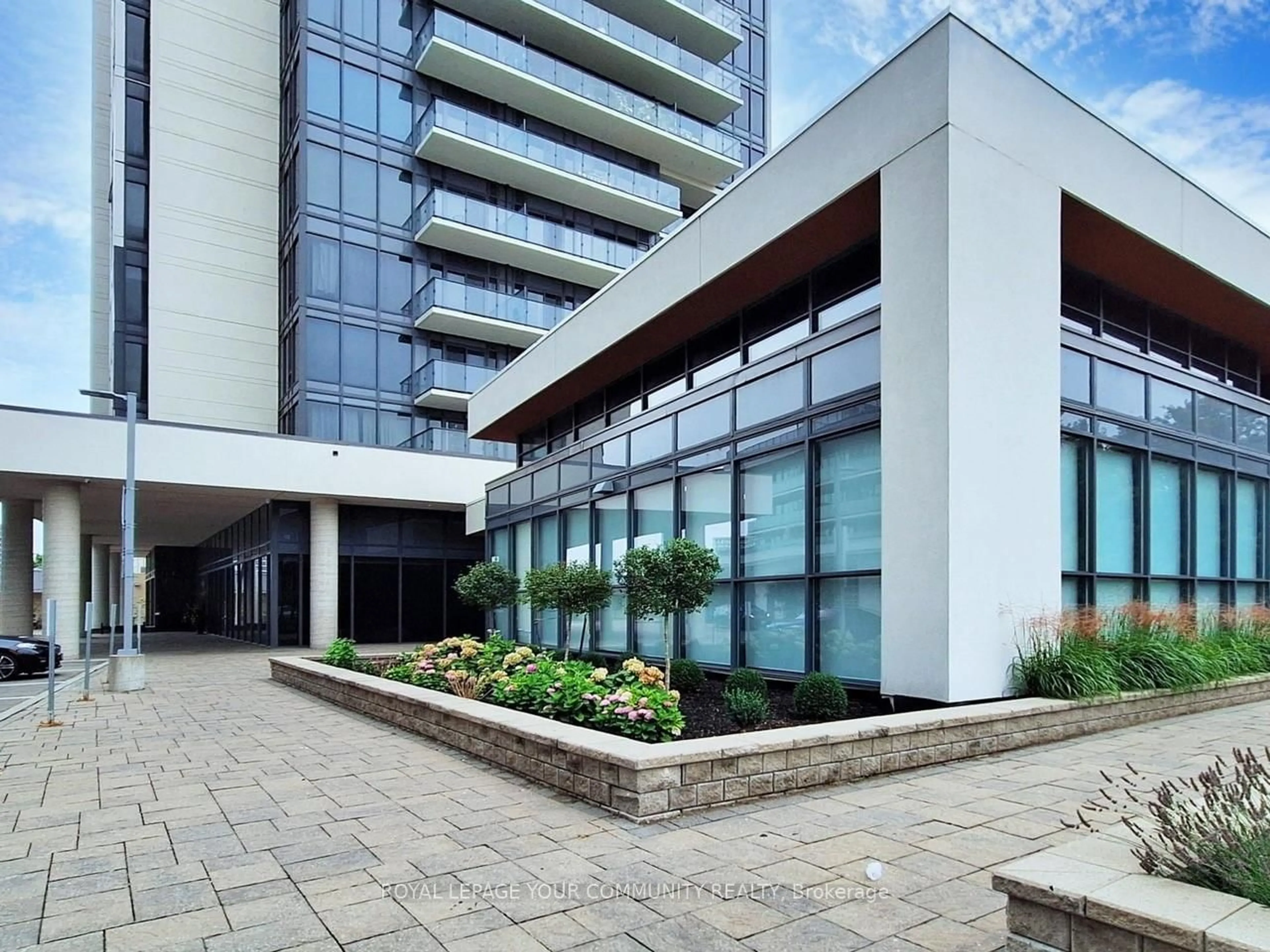 Indoor foyer for 9618 Yonge St #301, Richmond Hill Ontario L4C 0X5