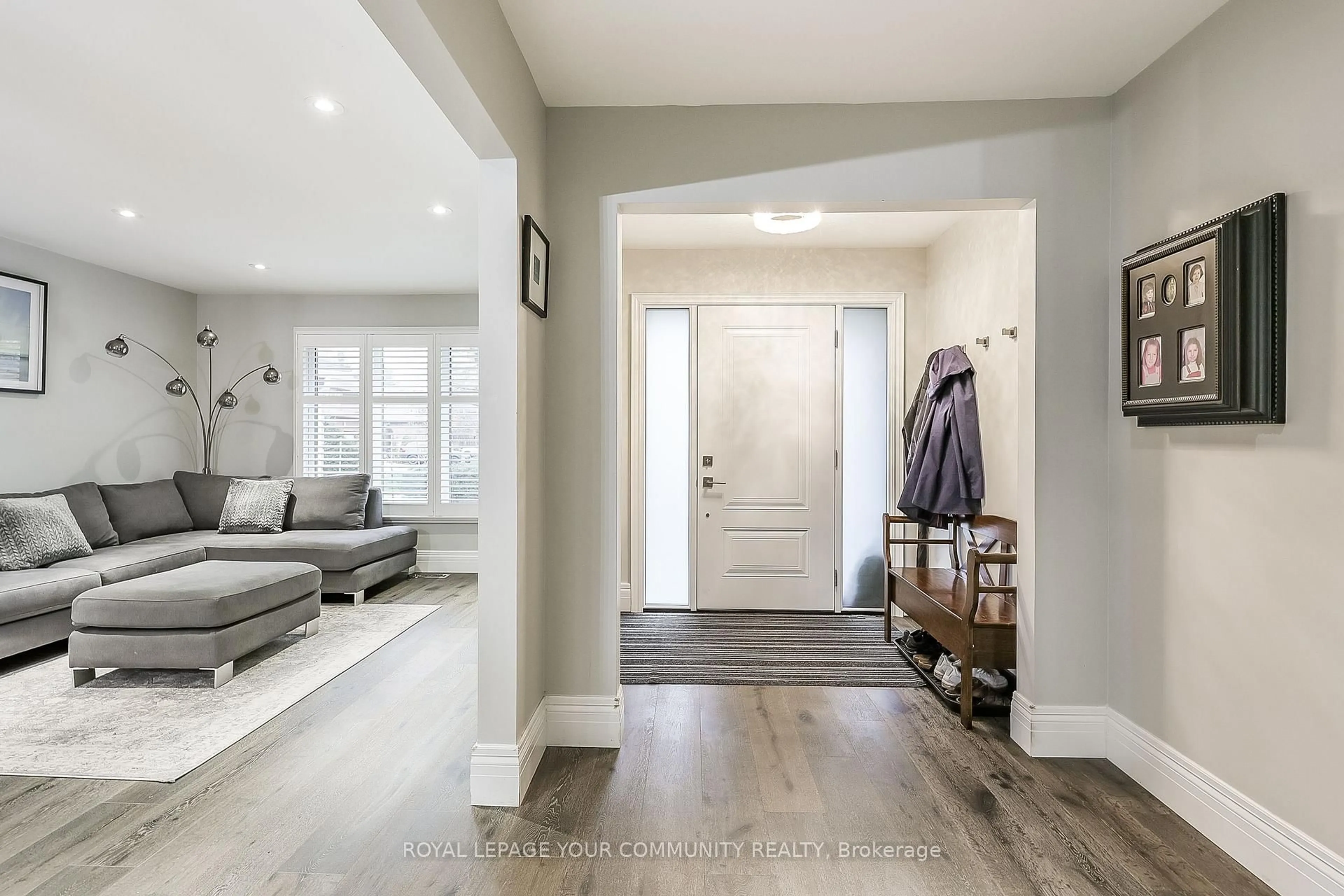 Indoor entryway for 28 Bishopsbridge Cres, Richmond Hill Ontario L4E 2L7