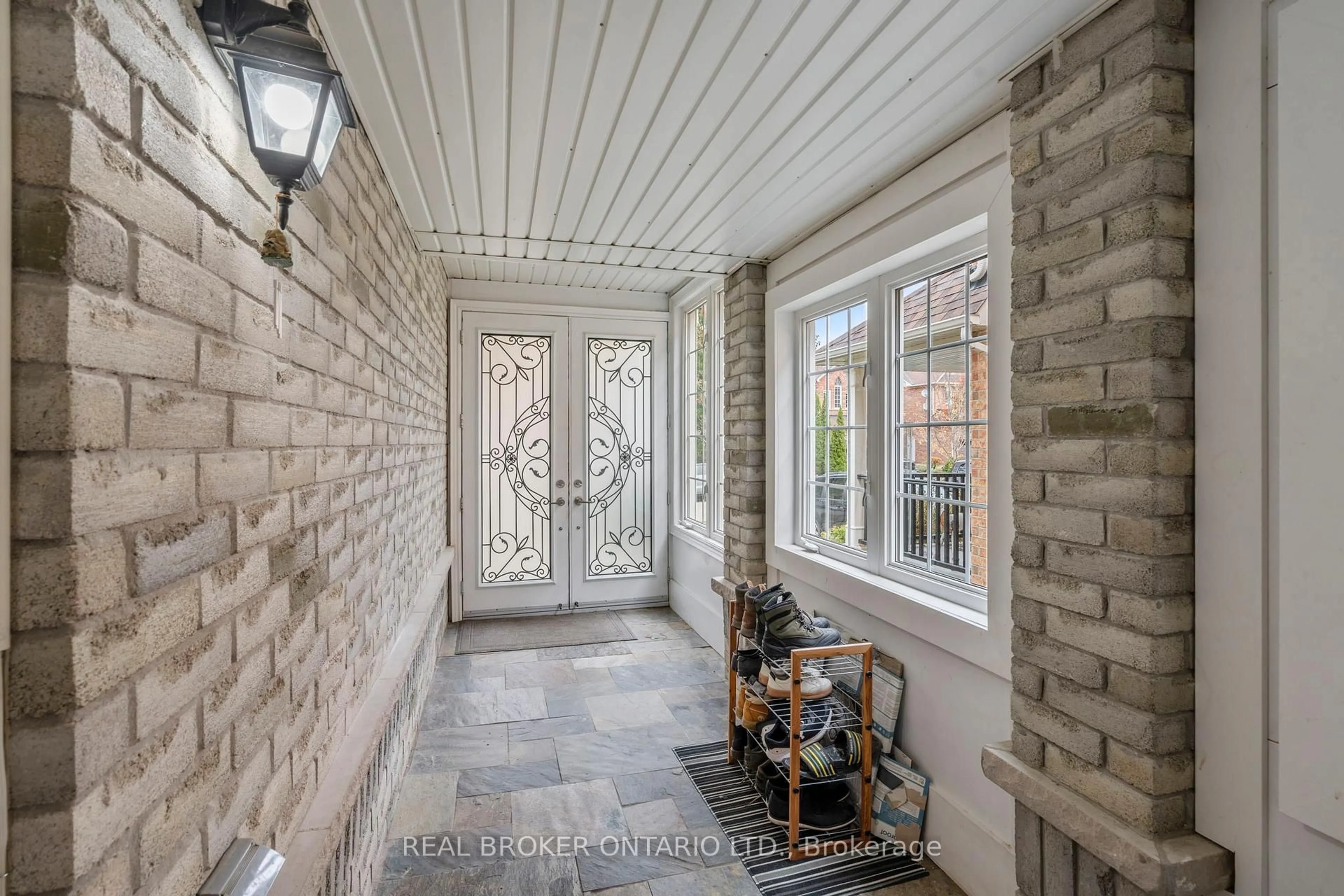 Indoor entryway for 85 Laurier Ave, Richmond Hill Ontario L4E 4P7