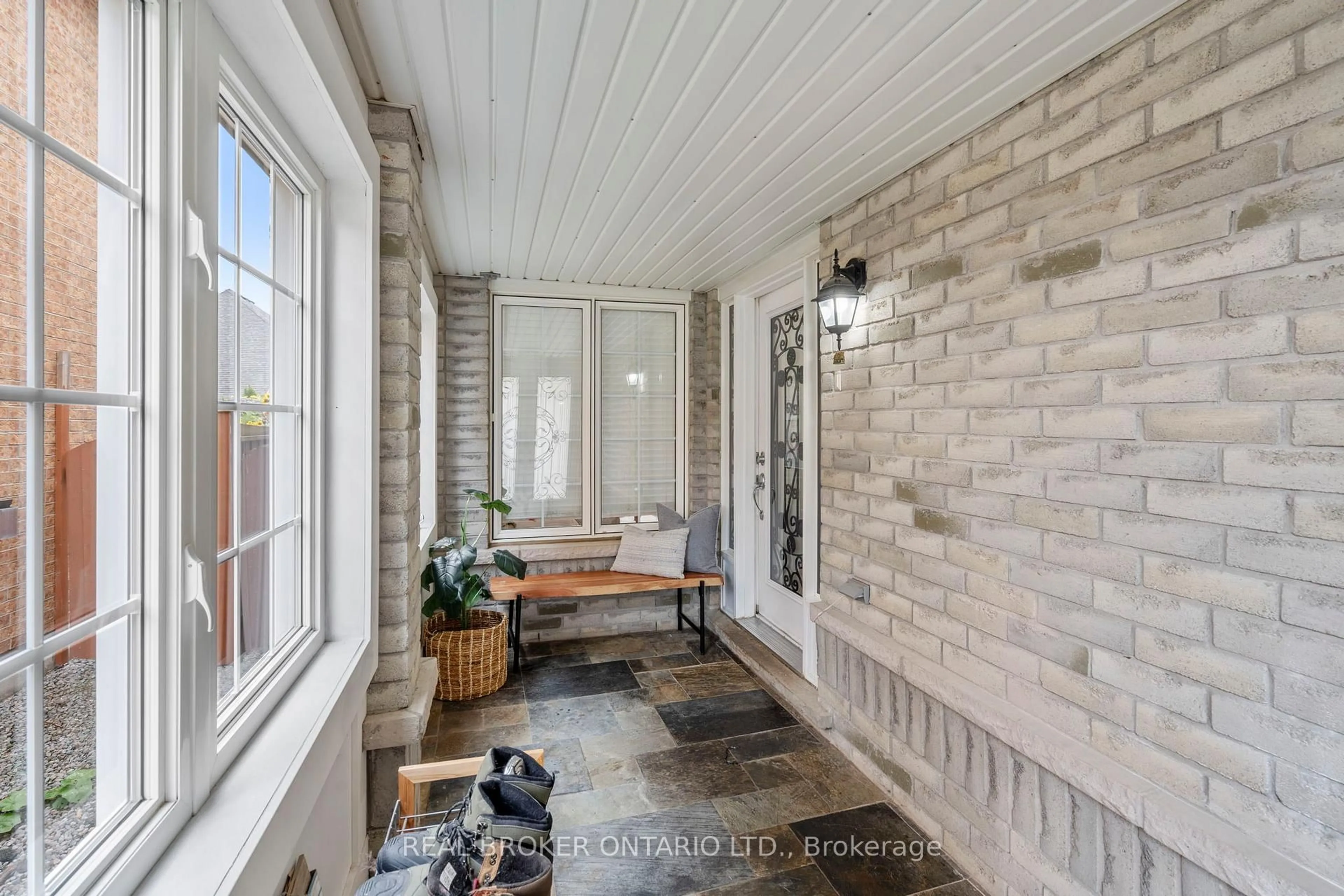 Indoor entryway for 85 Laurier Ave, Richmond Hill Ontario L4E 4P7