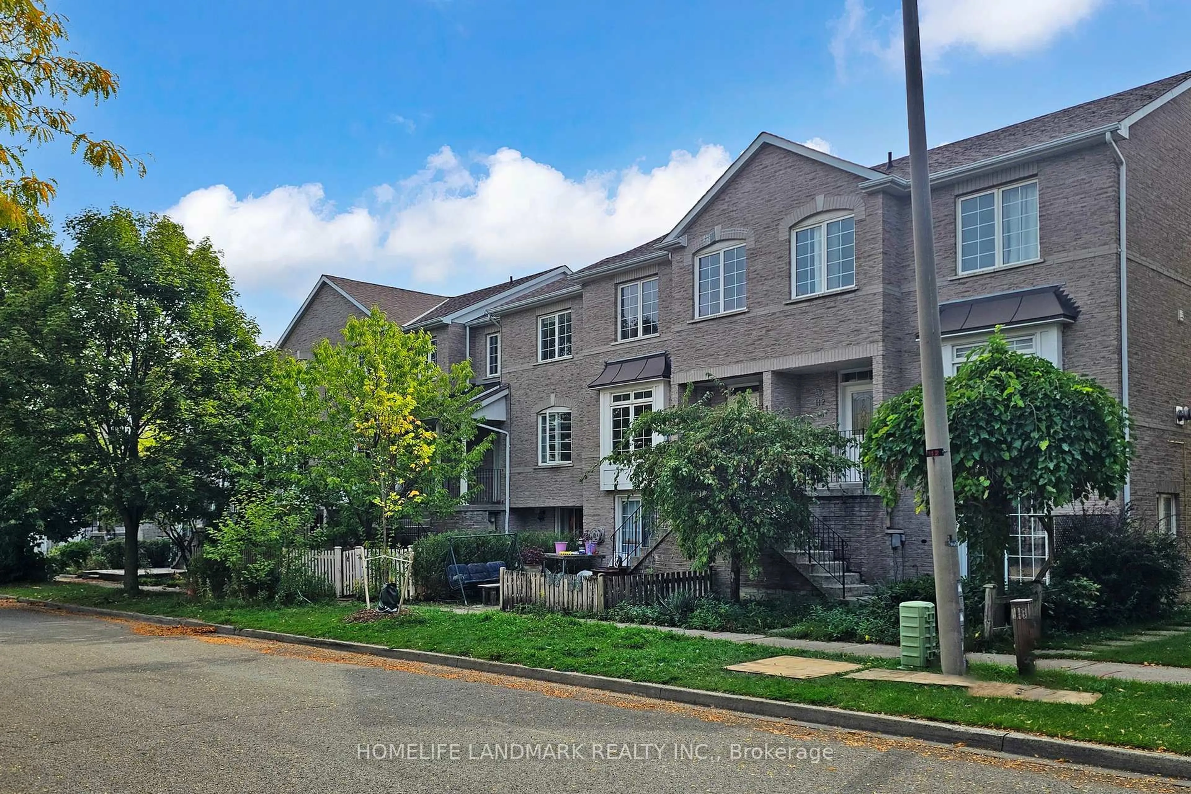 A pic from outside/outdoor area/front of a property/back of a property/a pic from drone, street for 108 Sunway Sq, Markham Ontario L3P 7X6