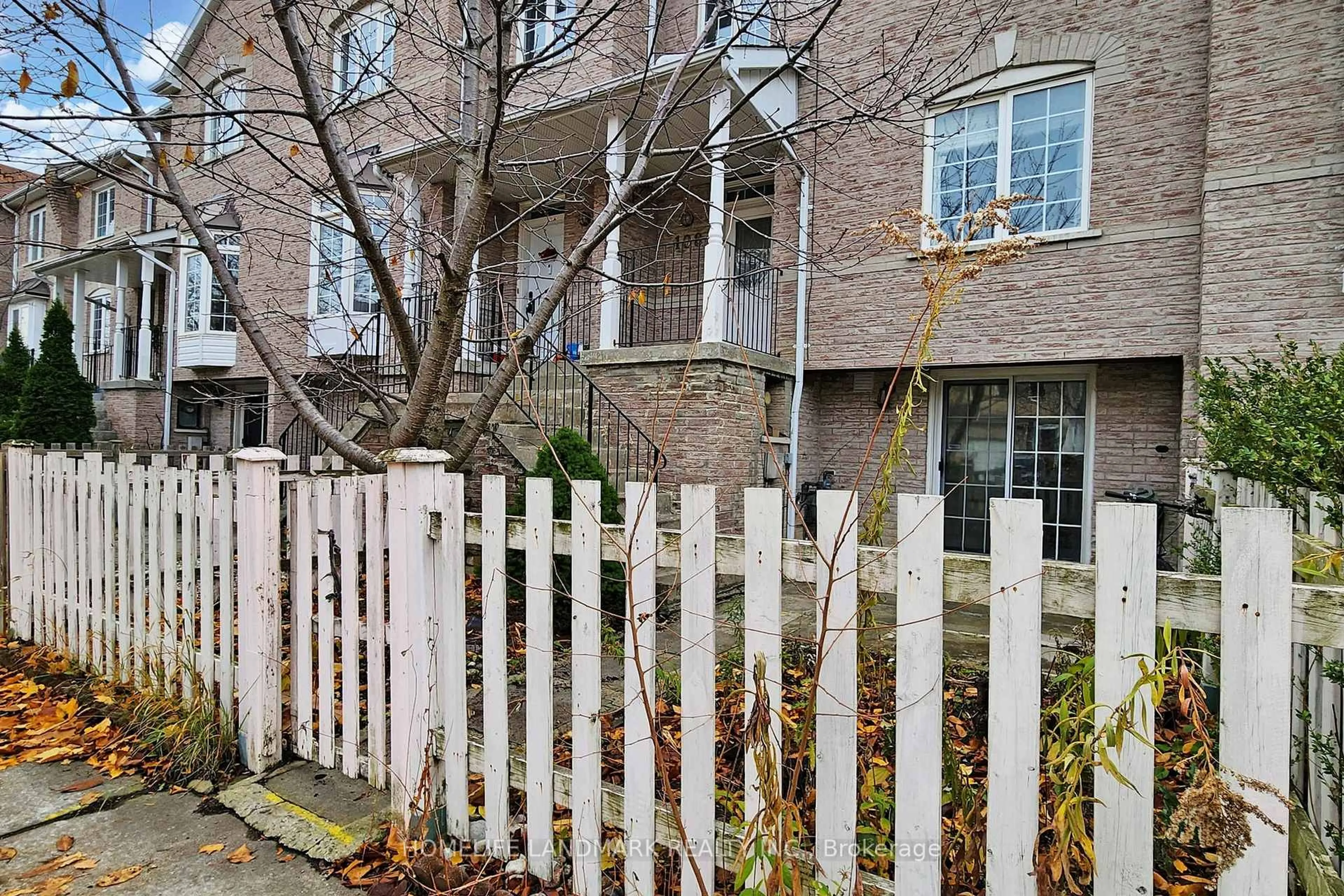 Patio, street for 108 Sunway Sq, Markham Ontario L3P 7X6