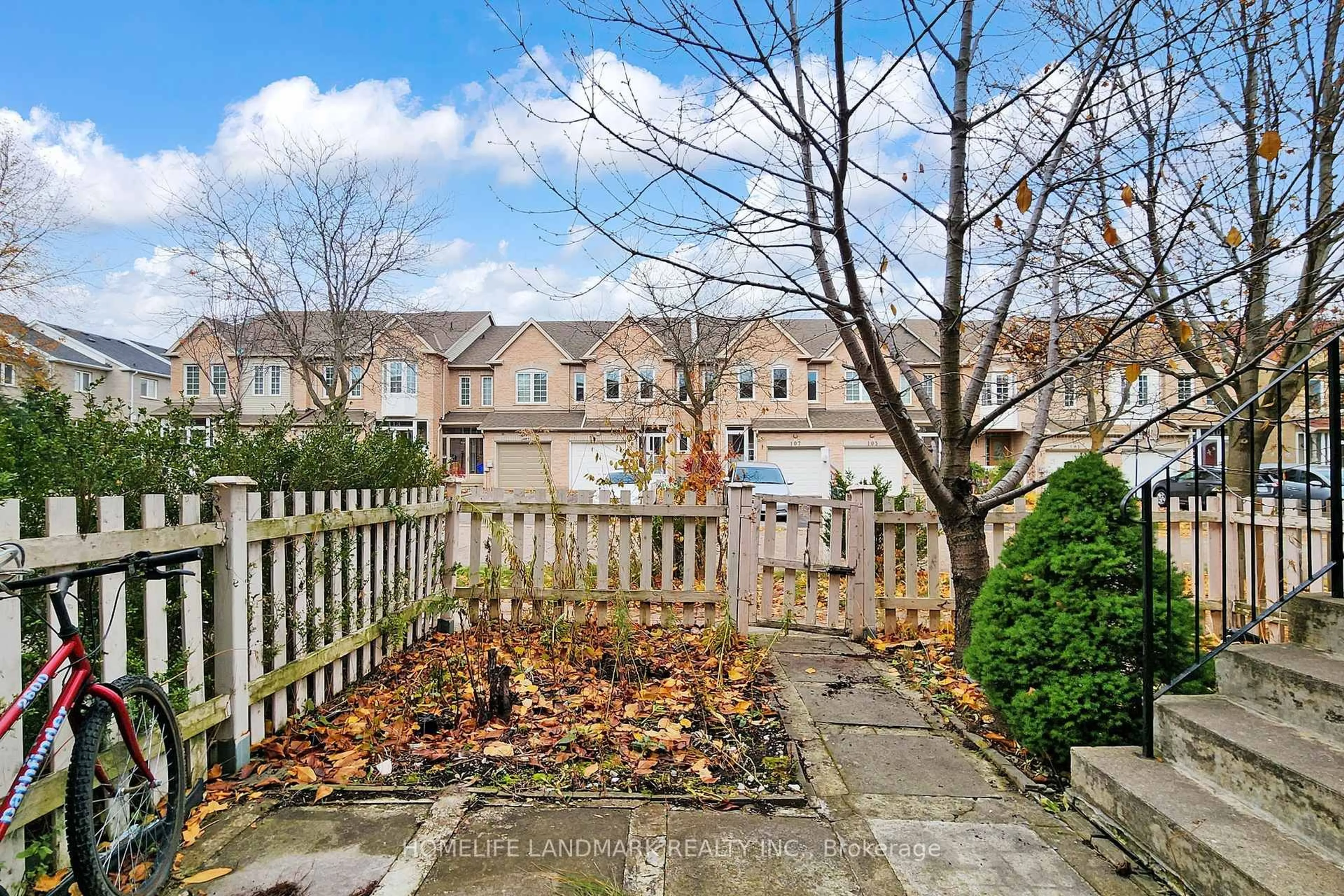 Patio, street for 108 Sunway Sq, Markham Ontario L3P 7X6