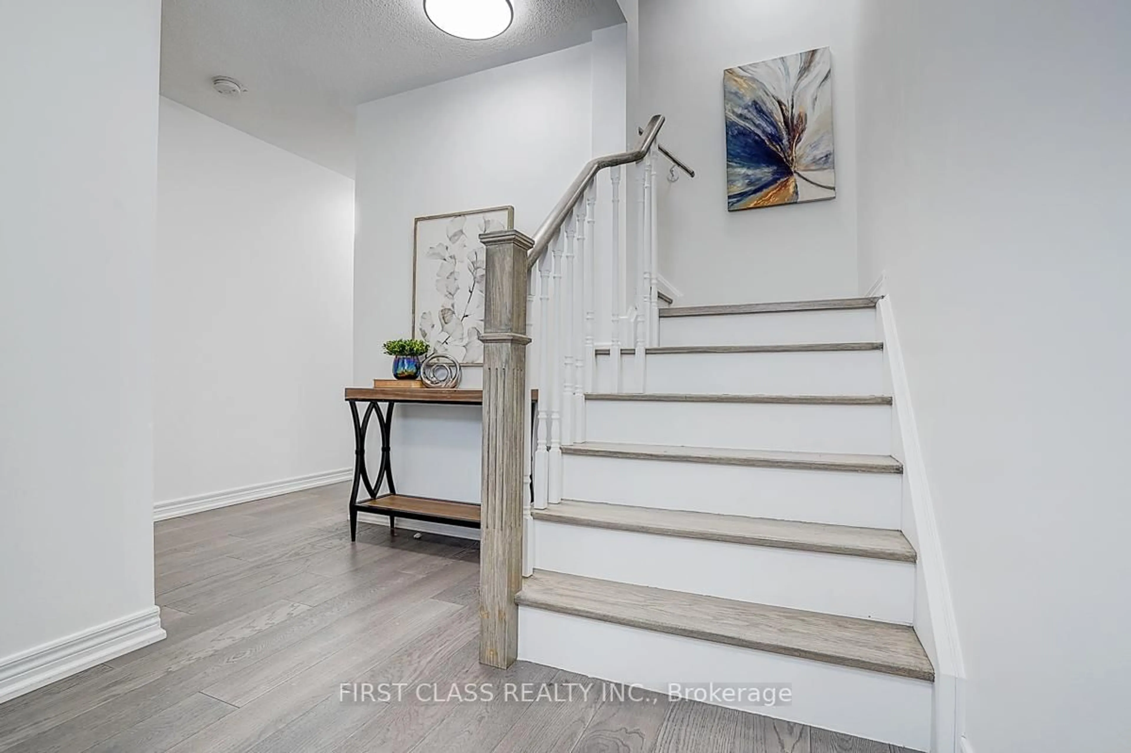 Indoor entryway for 10008 Mccowan Rd, Markham Ontario L6C 0N3