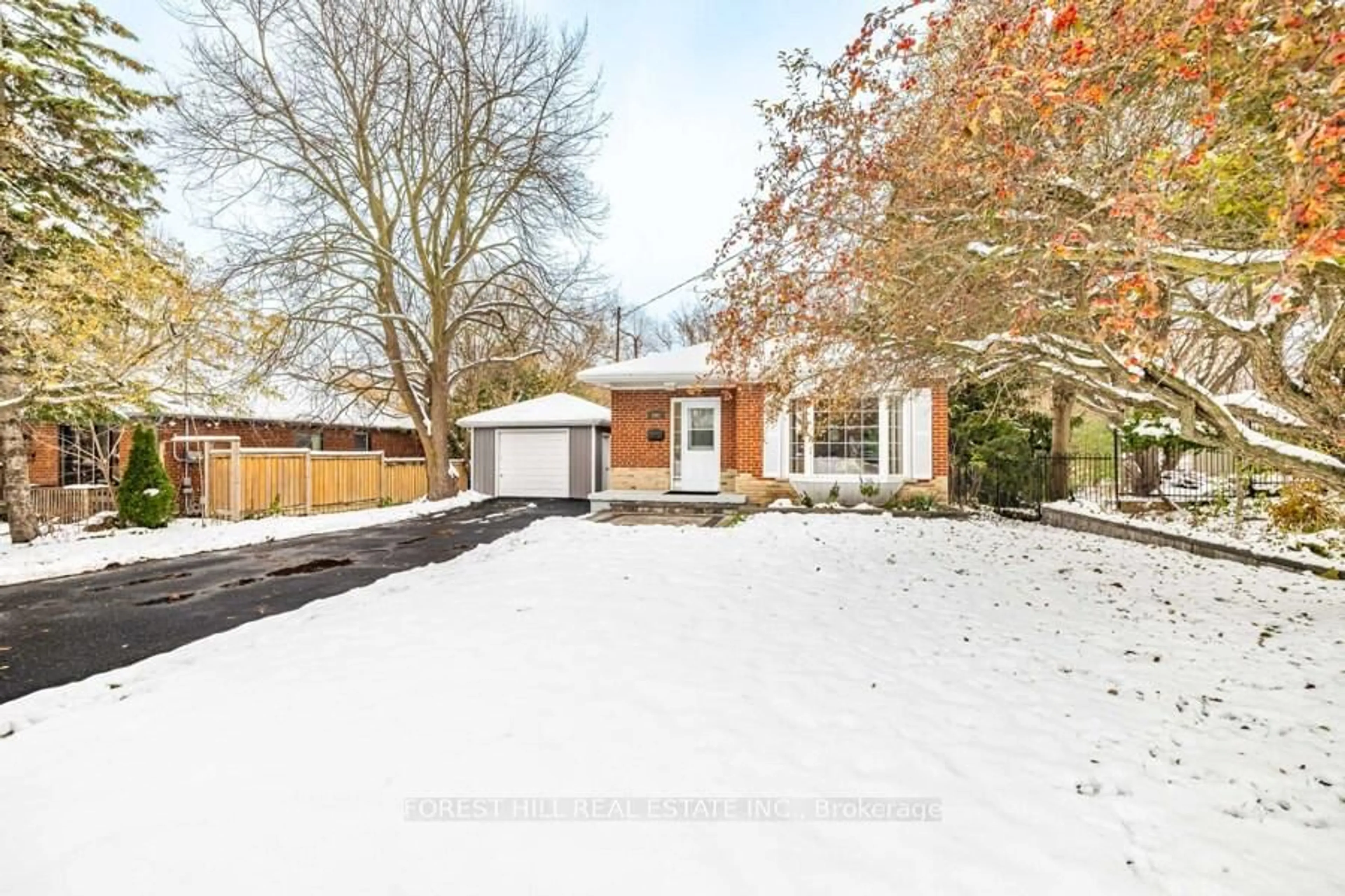 A pic from outside/outdoor area/front of a property/back of a property/a pic from drone, street for 893 Srigley St, Newmarket Ontario L3Y 1Y2