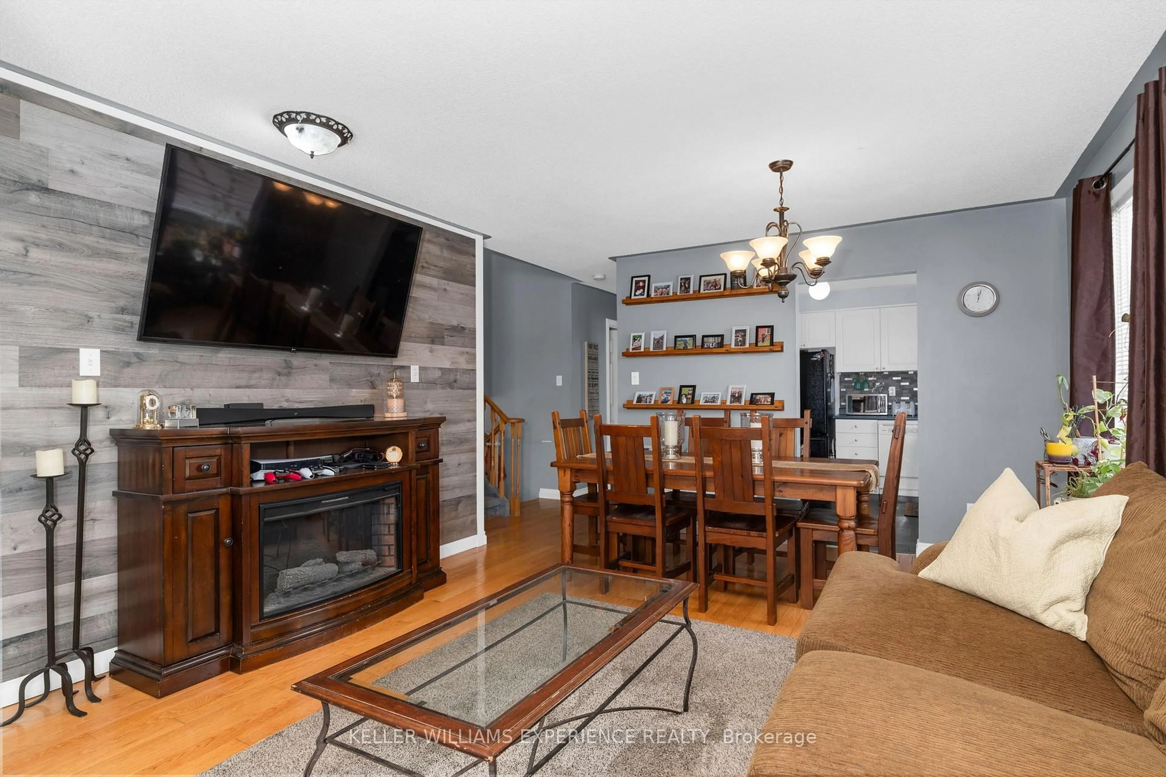 Living room with furniture, wood/laminate floor for 13 Kate Aitken Cres, New Tecumseth Ontario L0G 1A0