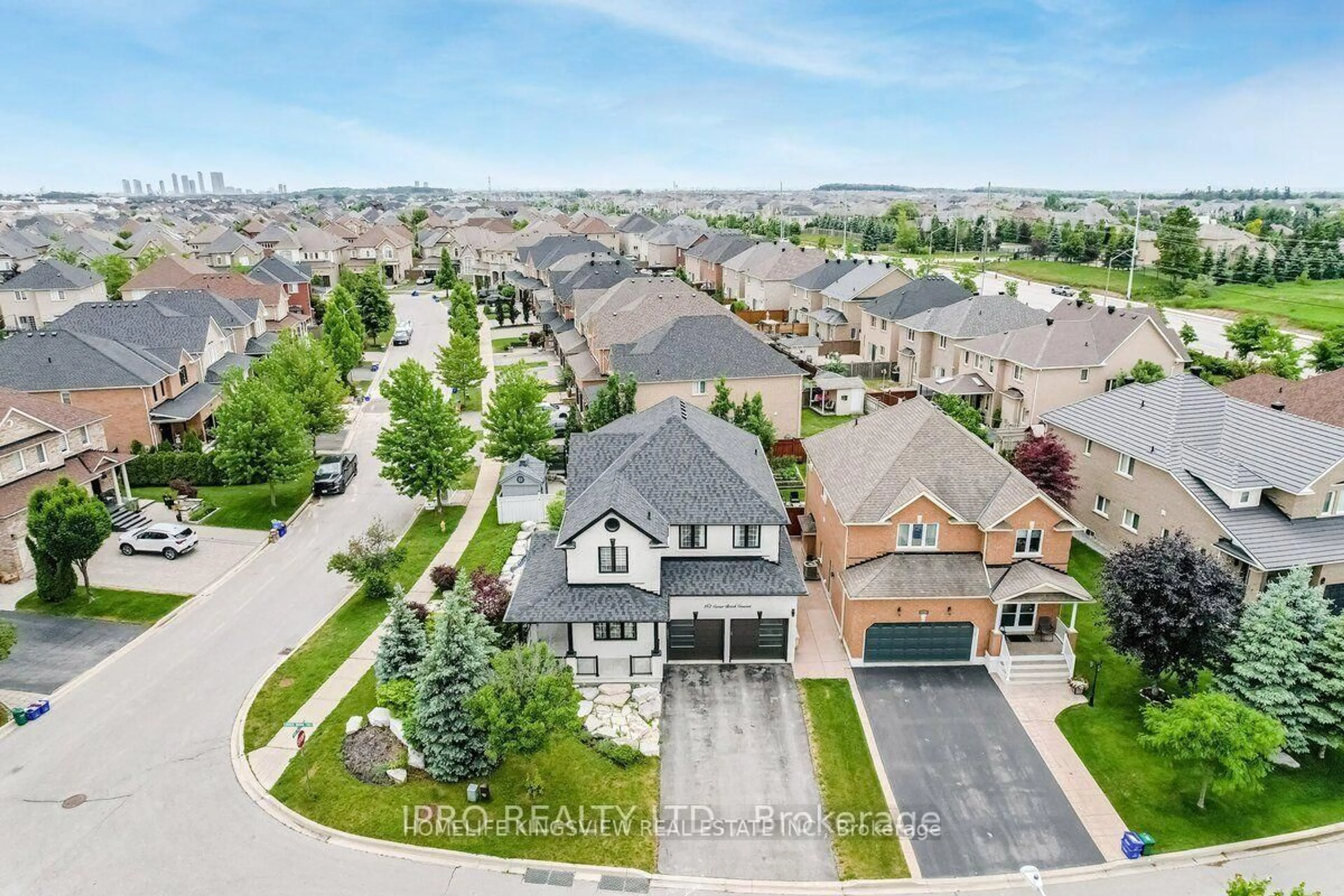 A pic from outside/outdoor area/front of a property/back of a property/a pic from drone, street for 162 Corner Brook Cres, Vaughan Ontario L4H 0H4