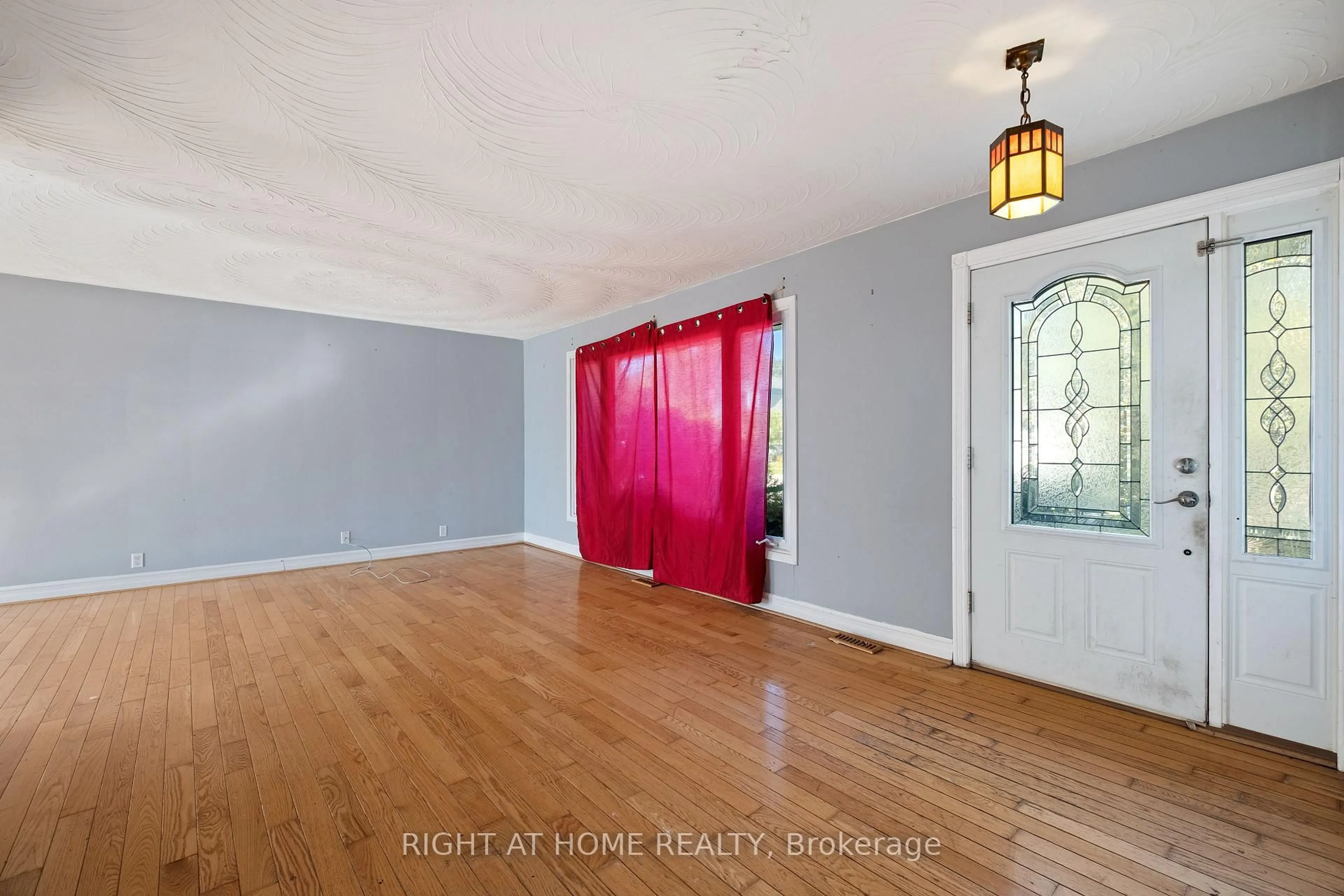 Indoor entryway for 275 Miami Dr, Georgina Ontario L4P 2Z5