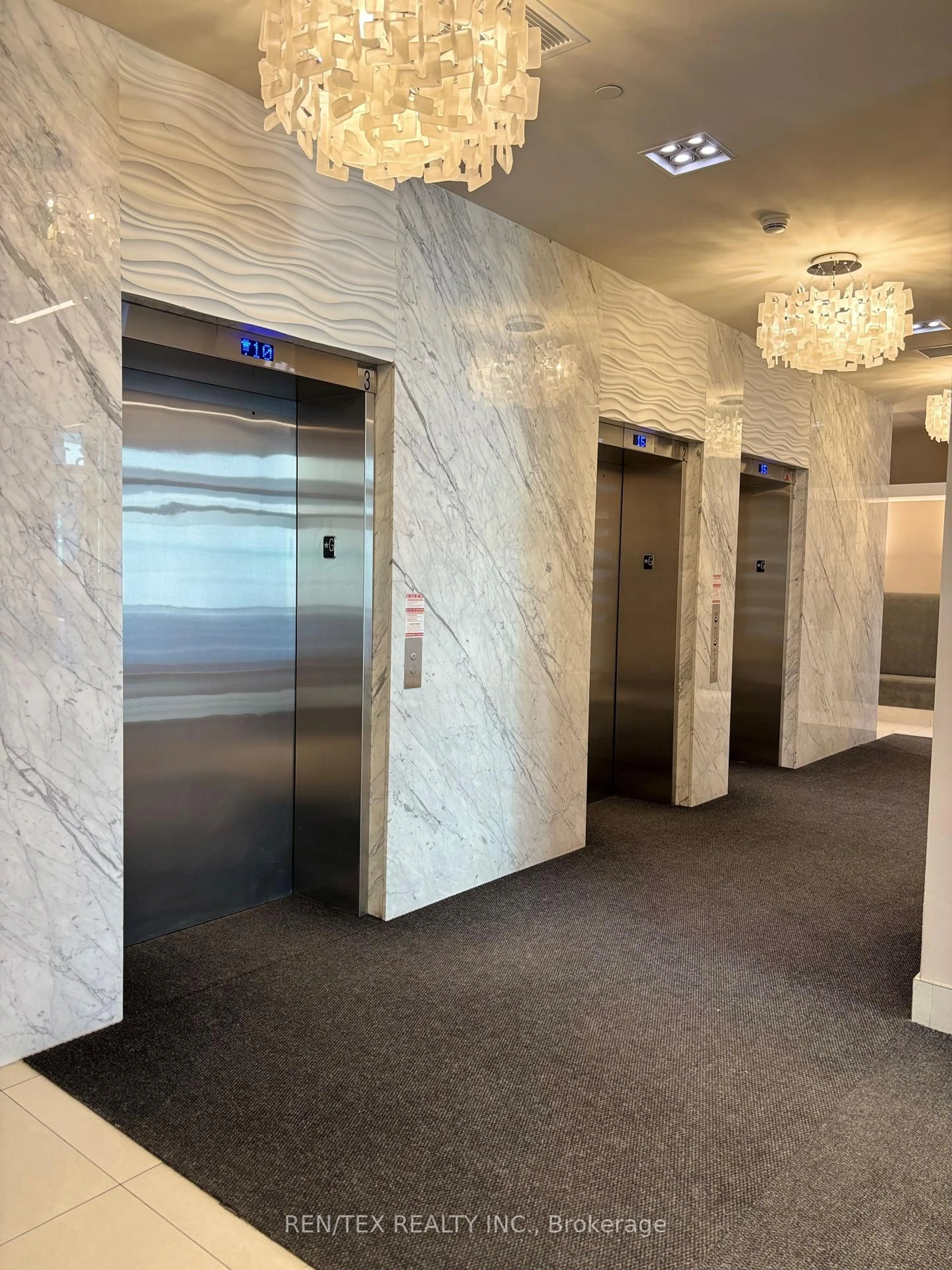 Indoor foyer for 9618 Yonge St #1210, Richmond Hill Ontario L4C 0X5