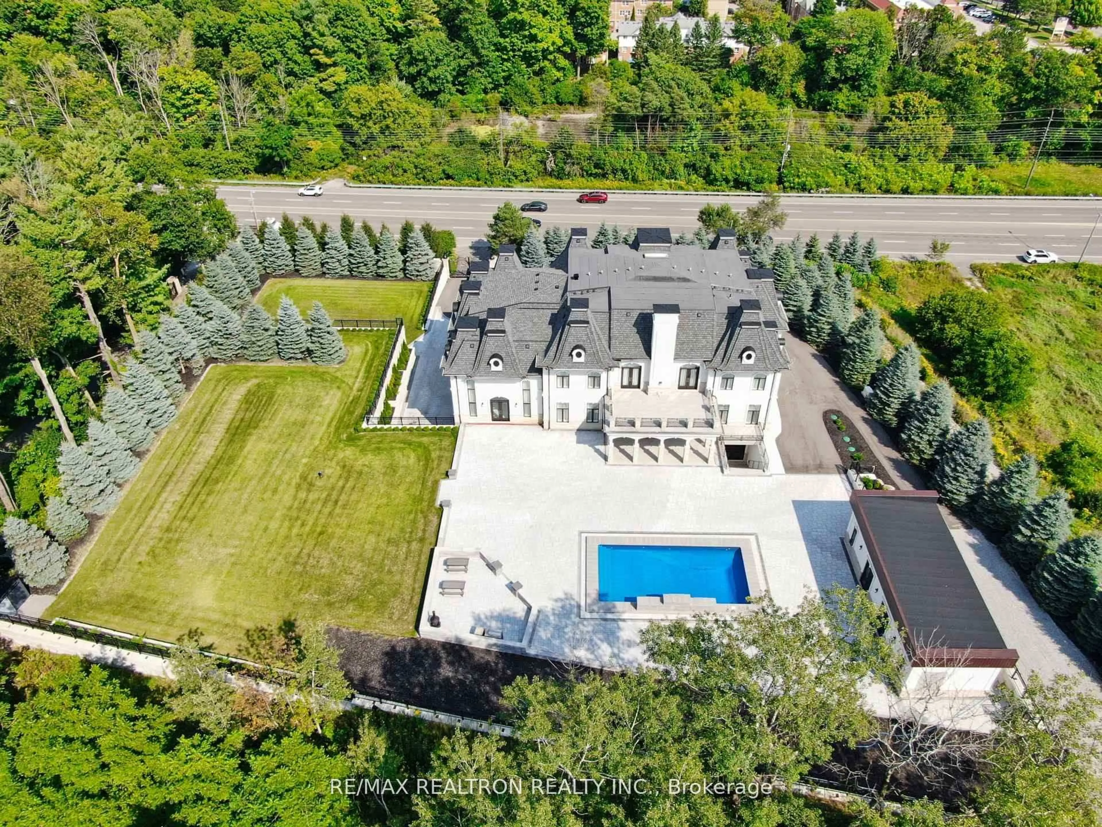 A pic from outside/outdoor area/front of a property/back of a property/a pic from drone, unknown for 14358 Bathurst St, King Ontario L7B 1K5