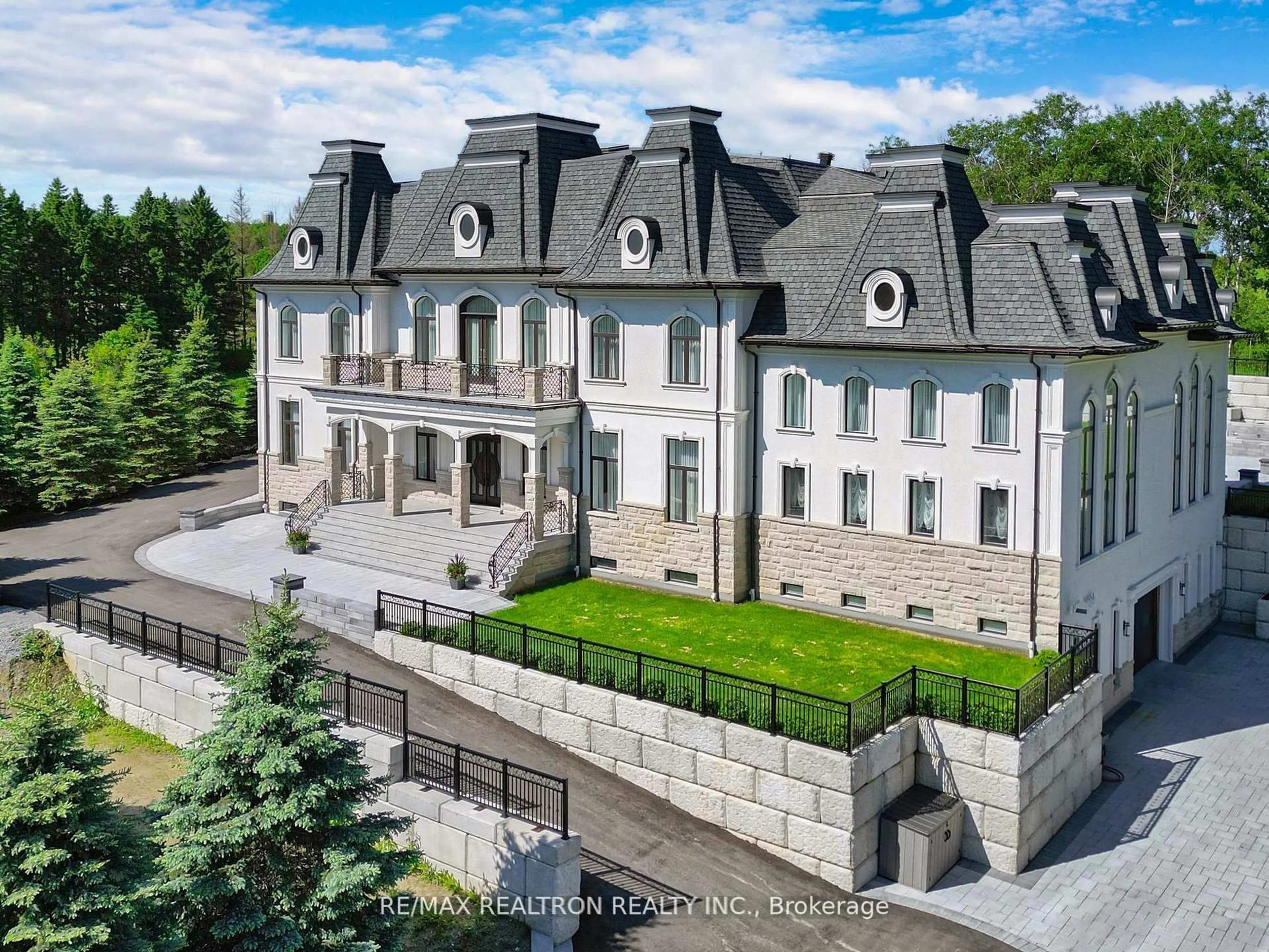 A pic from outside/outdoor area/front of a property/back of a property/a pic from drone, unknown for 14358 Bathurst St, King Ontario L7B 1K5