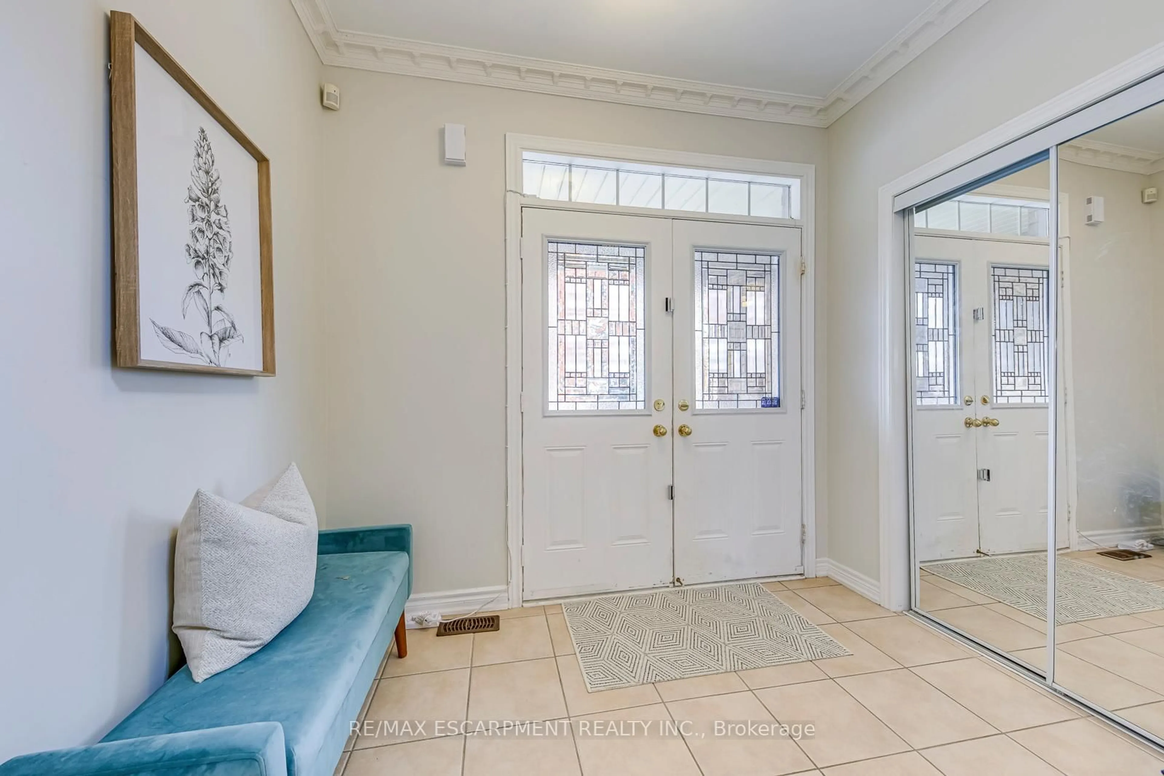 Indoor entryway for 470 Peter Rupert Ave, Vaughan Ontario L6A 0M6