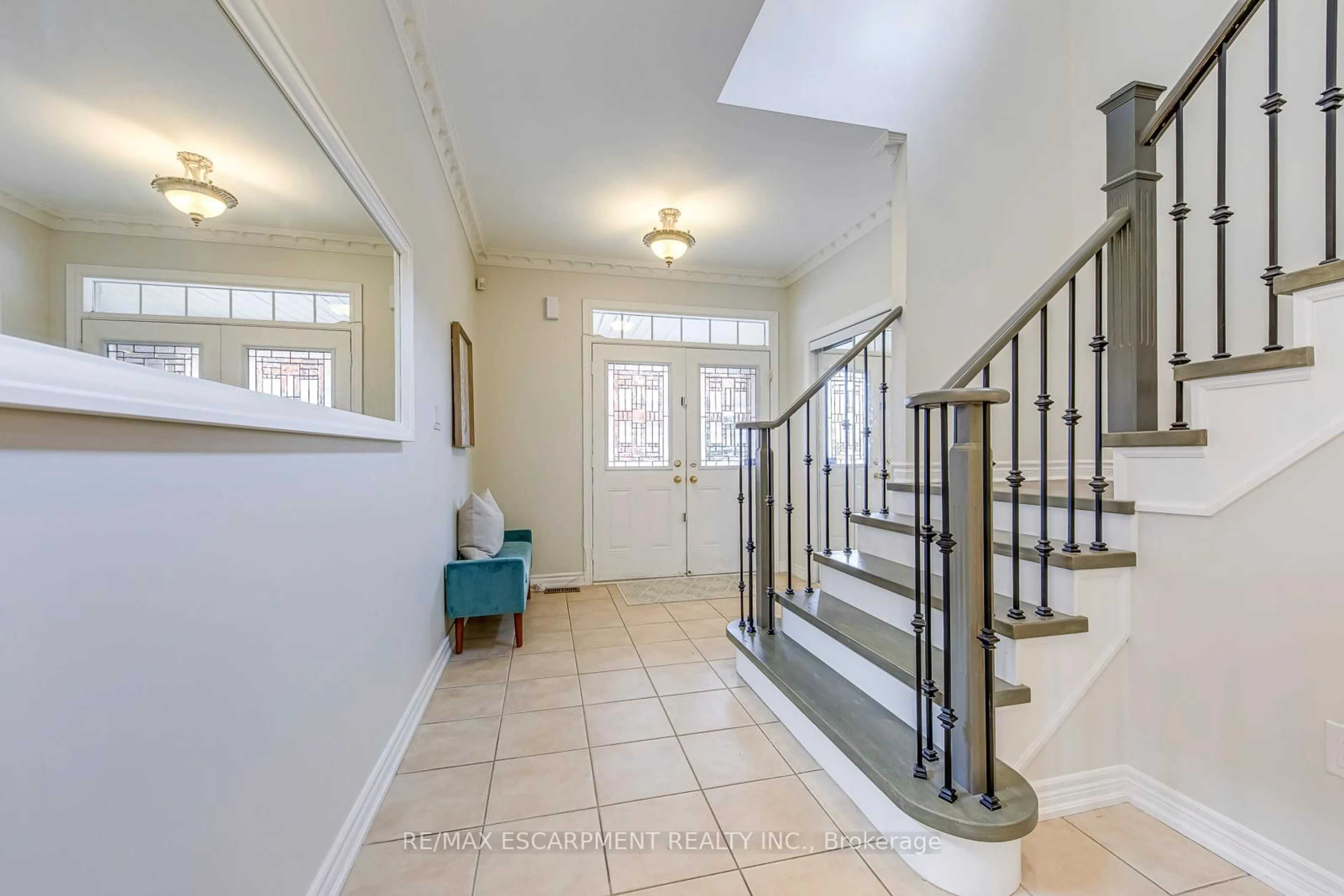 Indoor entryway for 470 Peter Rupert Ave, Vaughan Ontario L6A 0M6