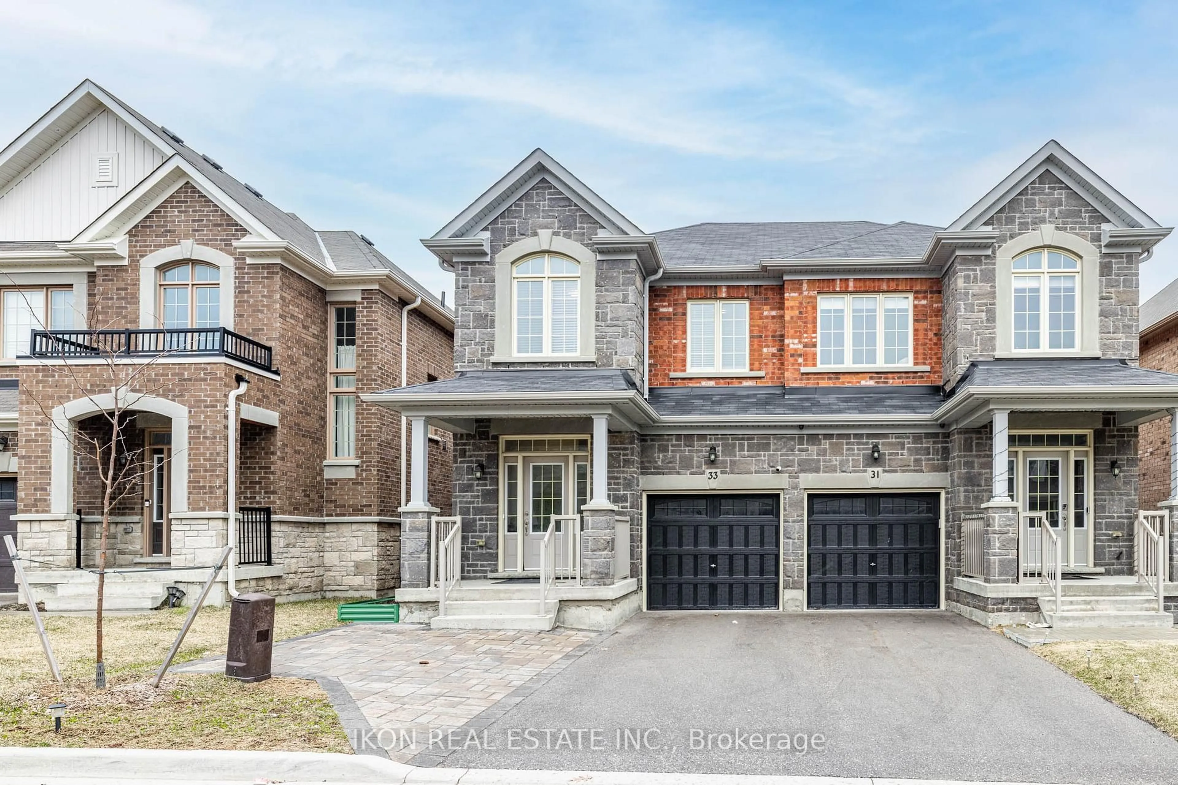 Home with brick exterior material, street for 33 Robb Thompson Rd, East Gwillimbury Ontario L0G 1M0