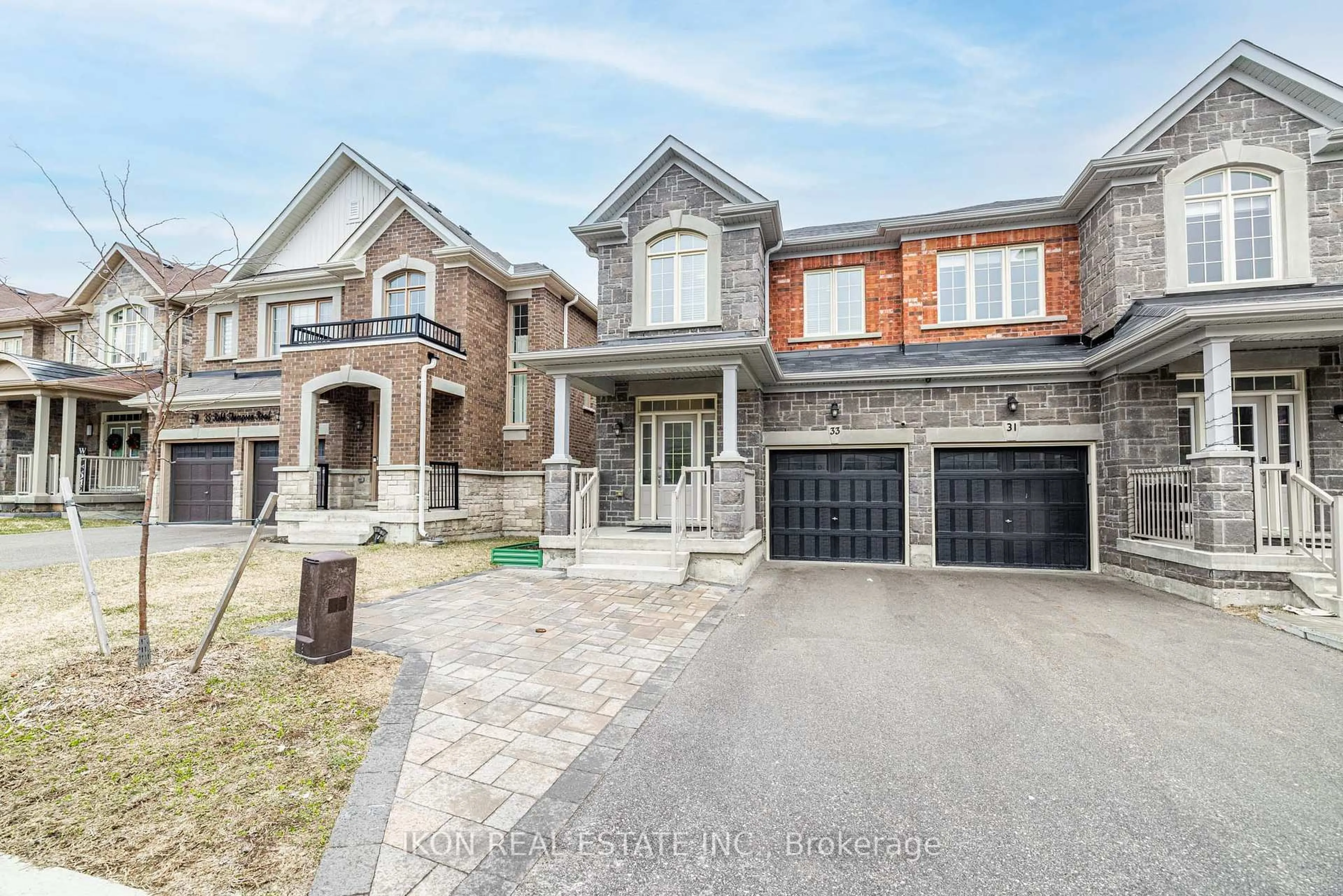Home with brick exterior material, street for 33 Robb Thompson Rd, East Gwillimbury Ontario L0G 1M0