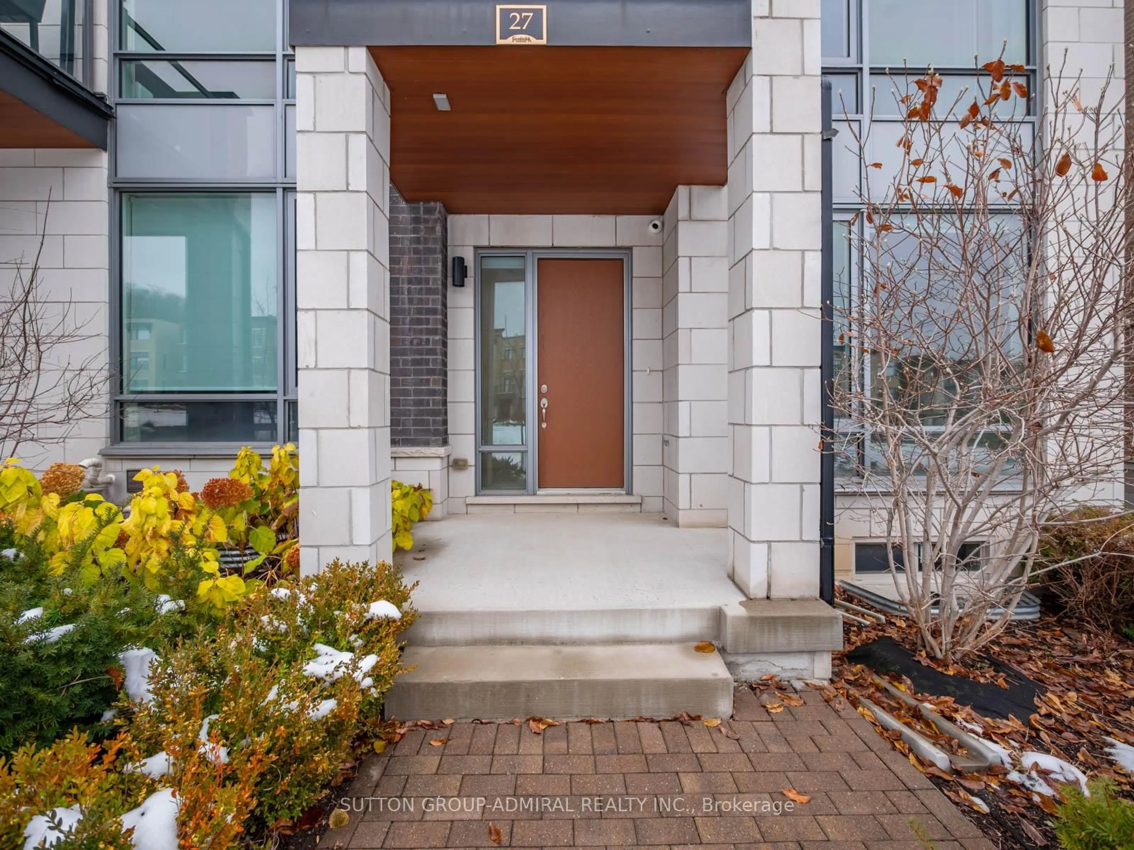 Indoor entryway for 27 Adaskin Ave, Vaughan Ontario L6A 4Z8