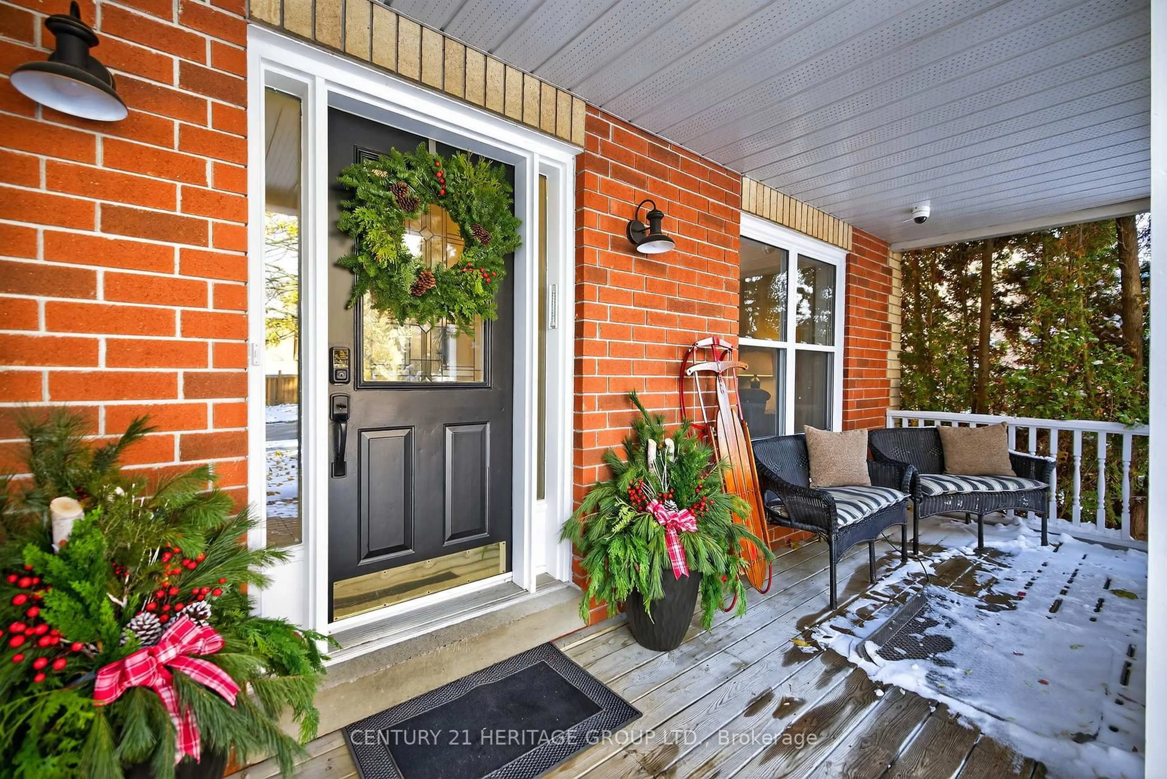 Indoor entryway for 408 Devanjan Circ, Newmarket Ontario L3Y 8H5