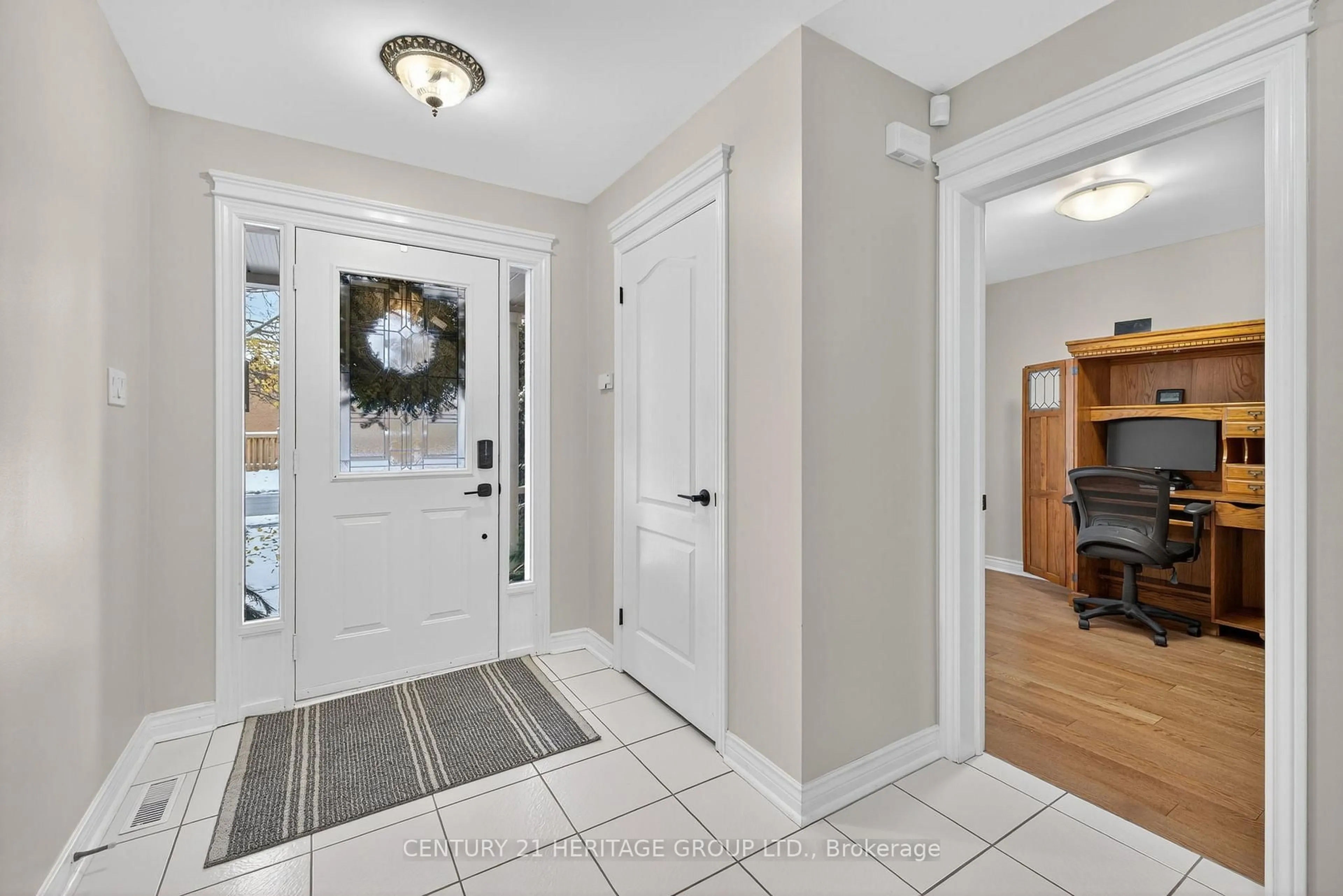 Indoor entryway for 408 Devanjan Circ, Newmarket Ontario L3Y 8H5