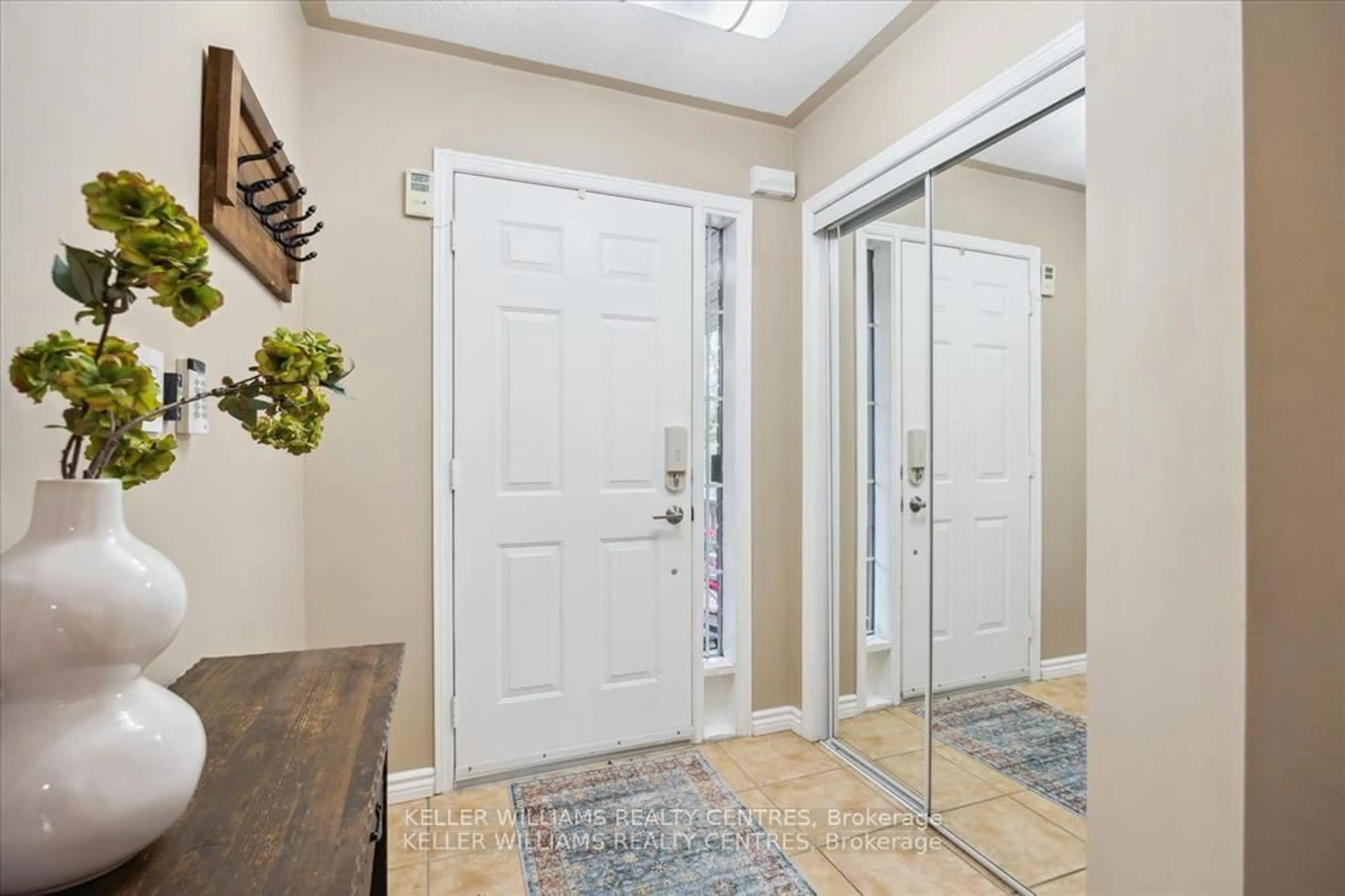 Indoor entryway for 11 Snedden Ave, Aurora Ontario L4G 7J6