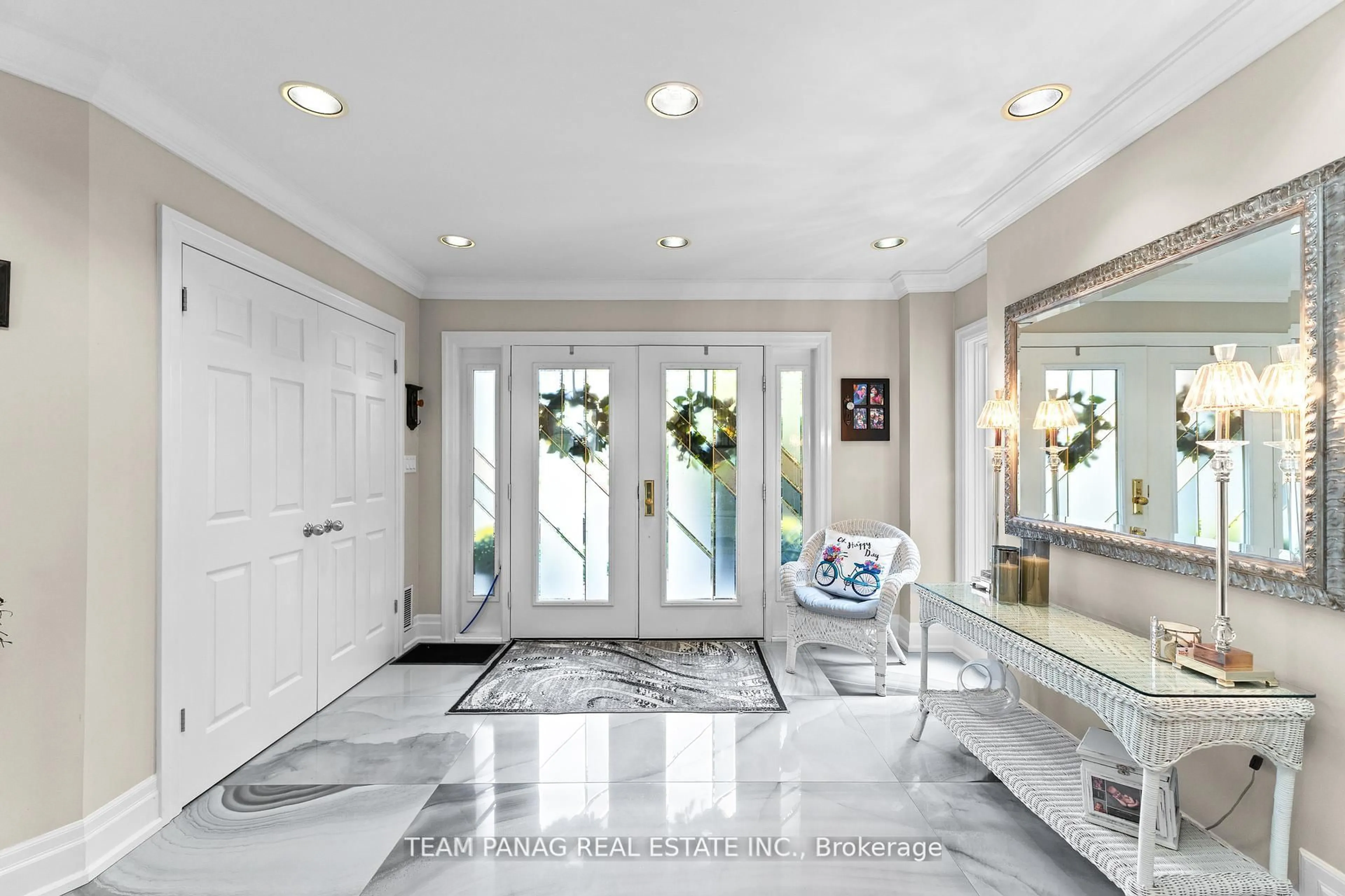 Indoor entryway for 179 Ellis Ave, King Ontario L0G 1N0