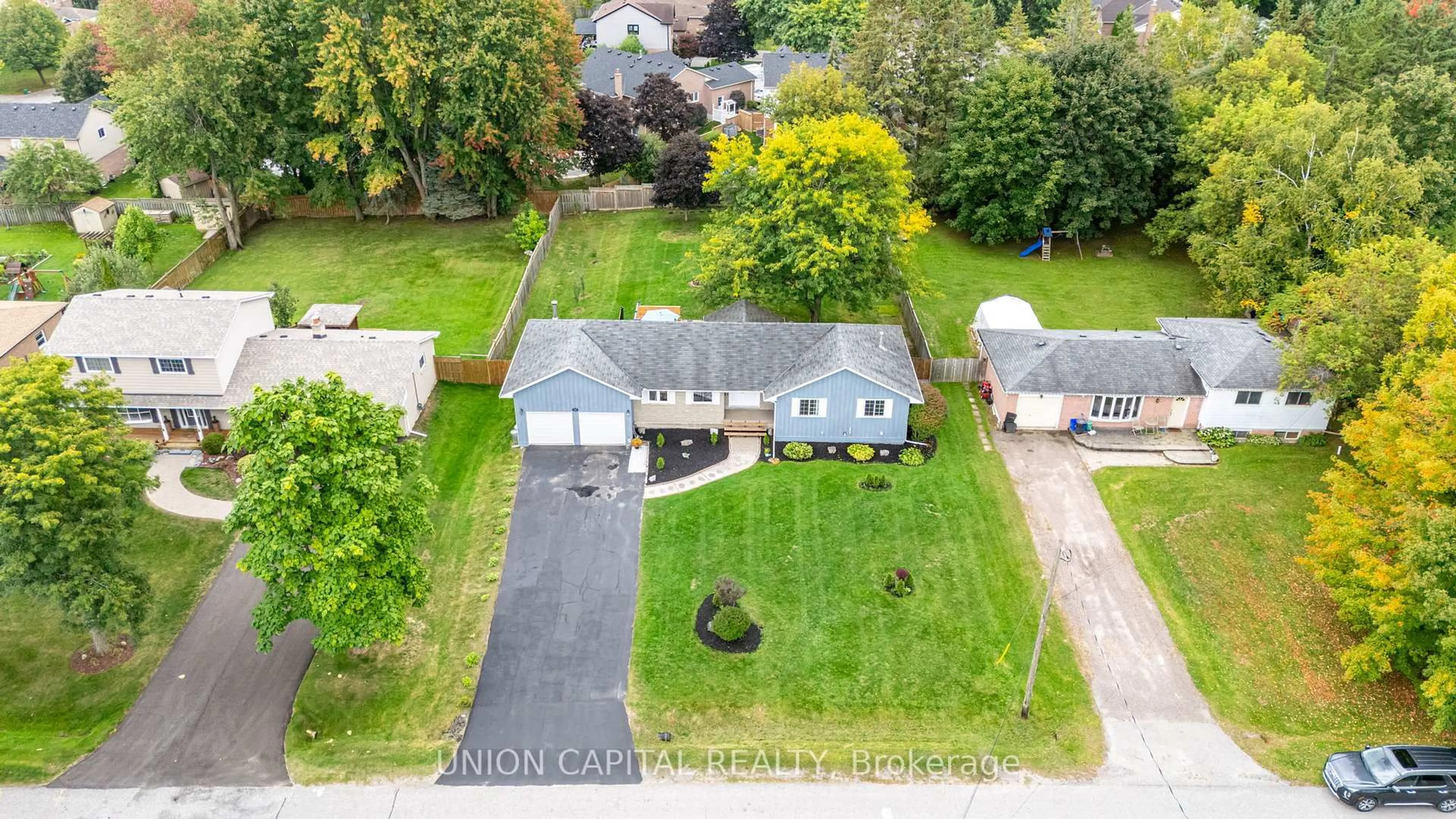 A pic from outside/outdoor area/front of a property/back of a property/a pic from drone, street for 35 Jonathan St, Uxbridge Ontario L9P 1B7