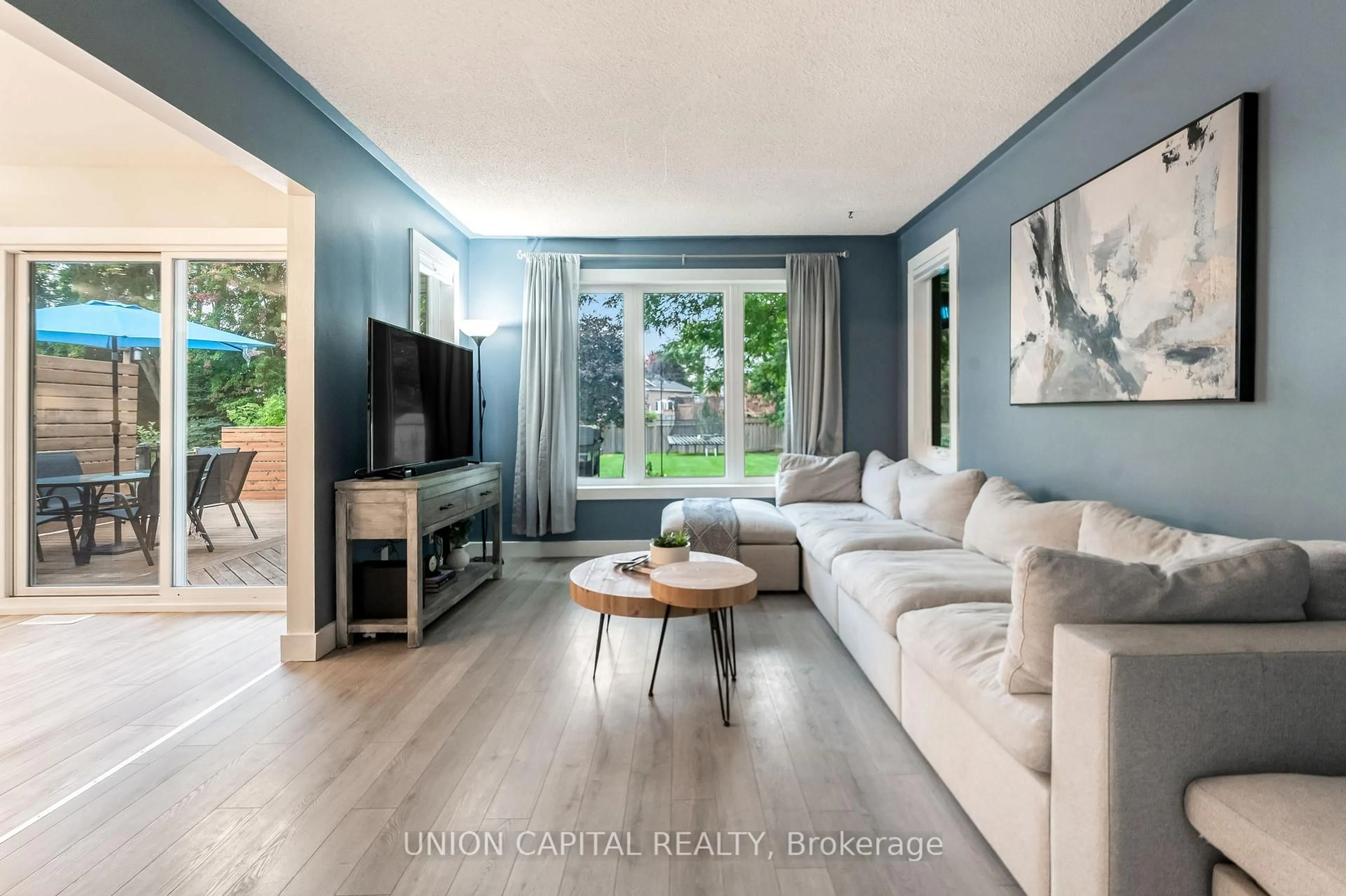 Living room with furniture, unknown for 35 Jonathan St, Uxbridge Ontario L9P 1B7