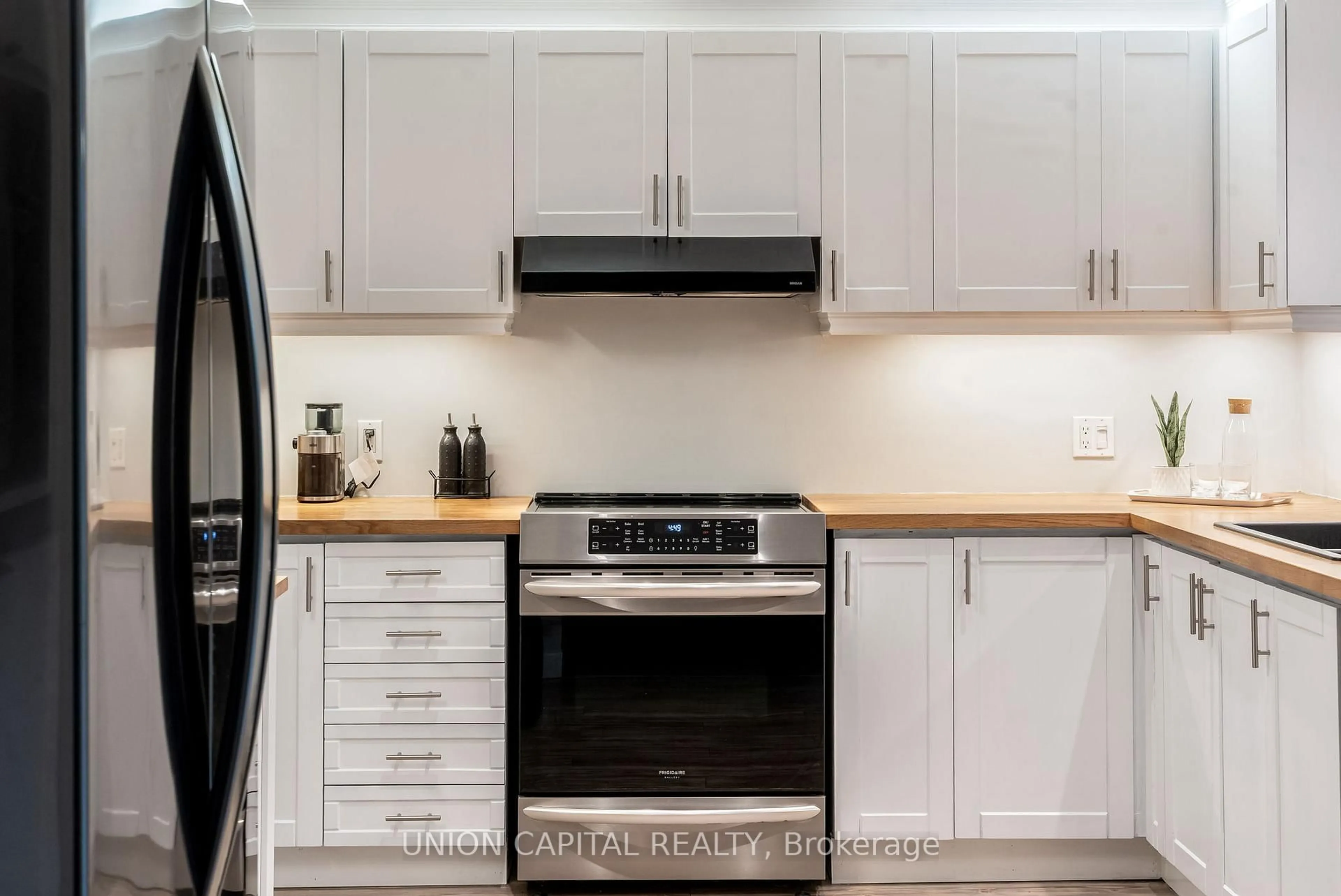 Standard kitchen, unknown for 35 Jonathan St, Uxbridge Ontario L9P 1B7