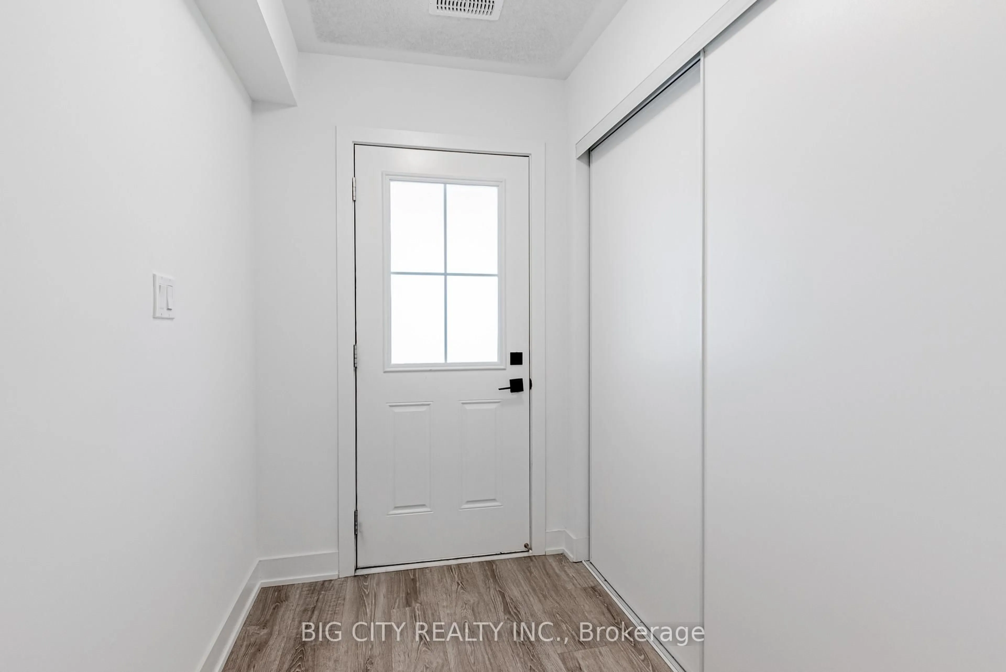 Indoor entryway for 27 Canton Lane, Whitchurch-Stouffville Ontario L4A 4W8