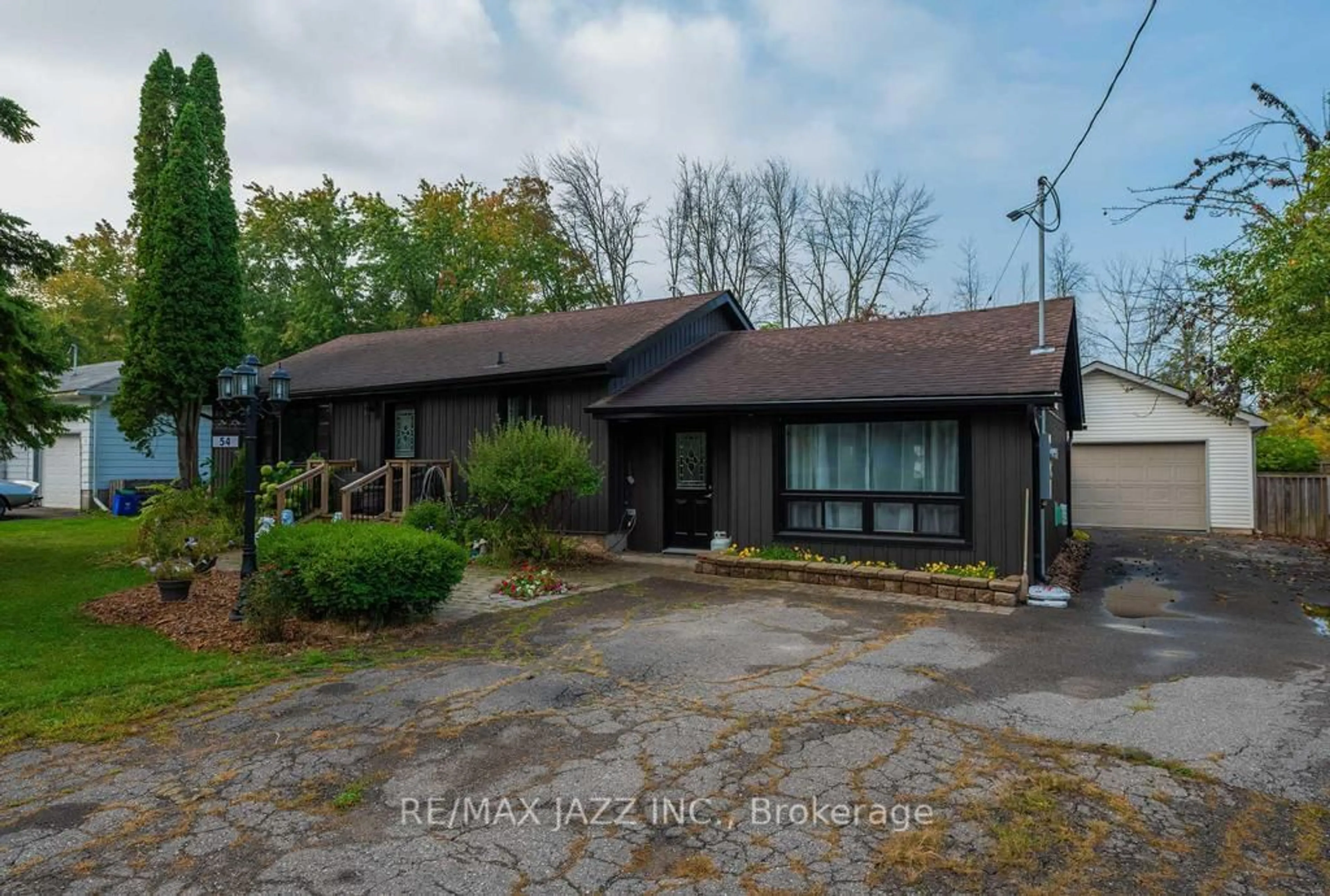A pic from outside/outdoor area/front of a property/back of a property/a pic from drone, building for 54 Virginia Blvd, Georgina Ontario L0E 1N0