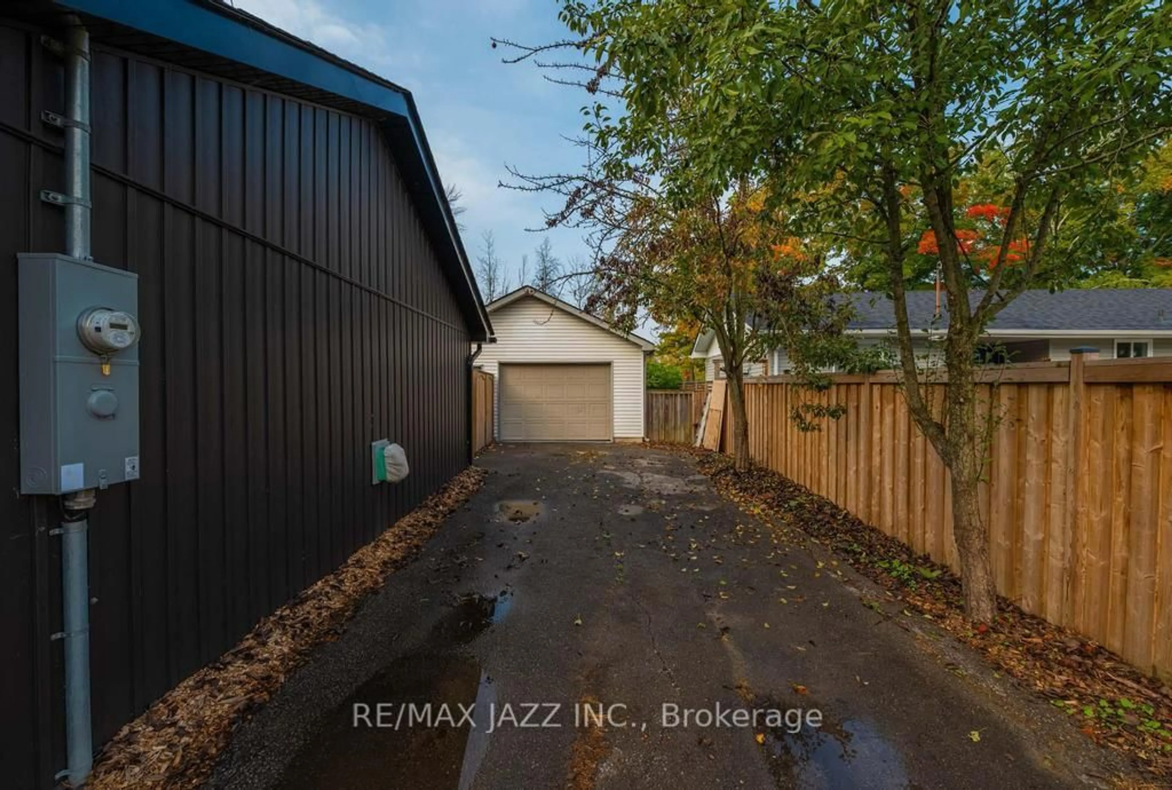 A pic from outside/outdoor area/front of a property/back of a property/a pic from drone, street for 54 Virginia Blvd, Georgina Ontario L0E 1N0