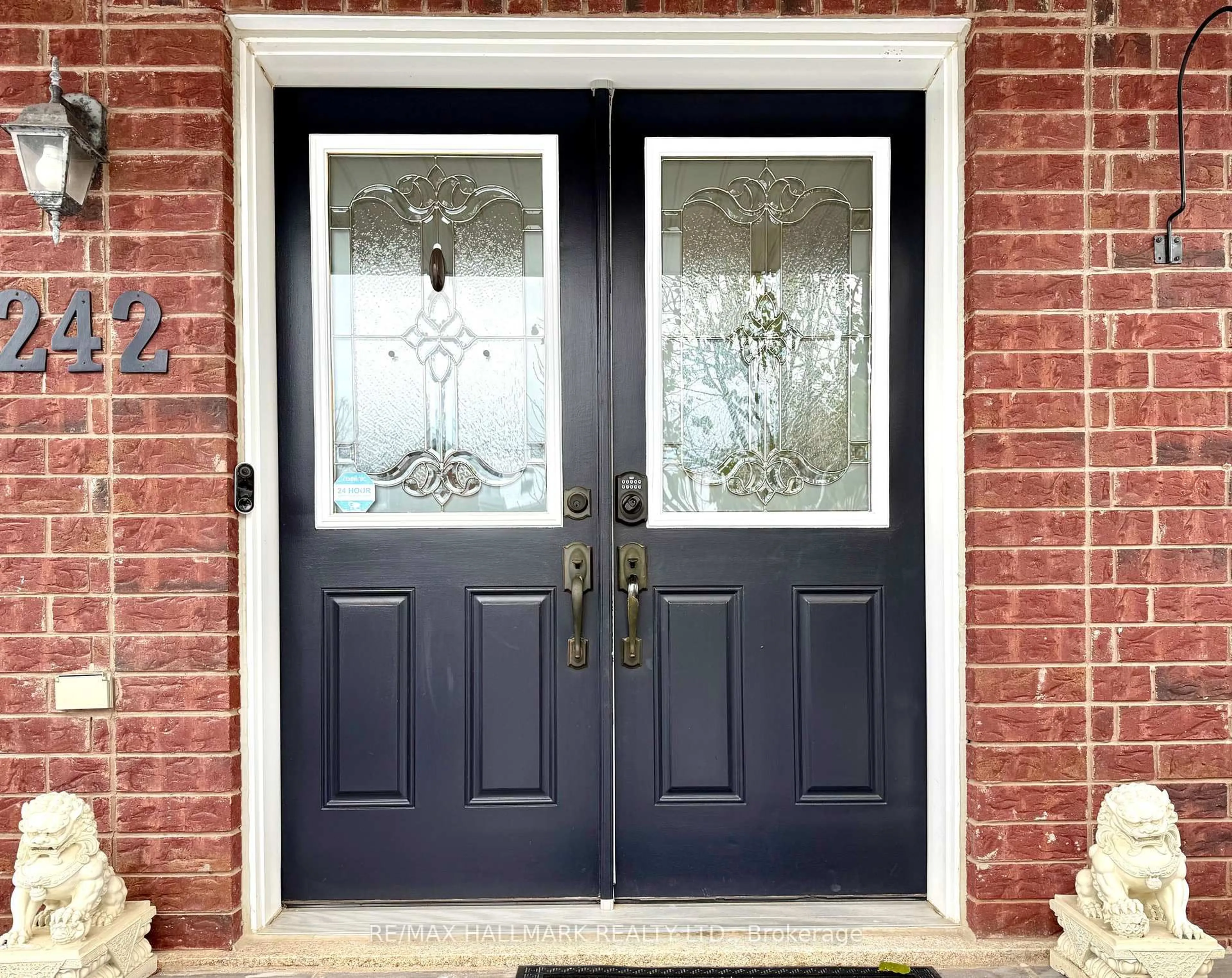 Indoor entryway for 242 Karl Rose Tr, Newmarket Ontario L3X 3J2