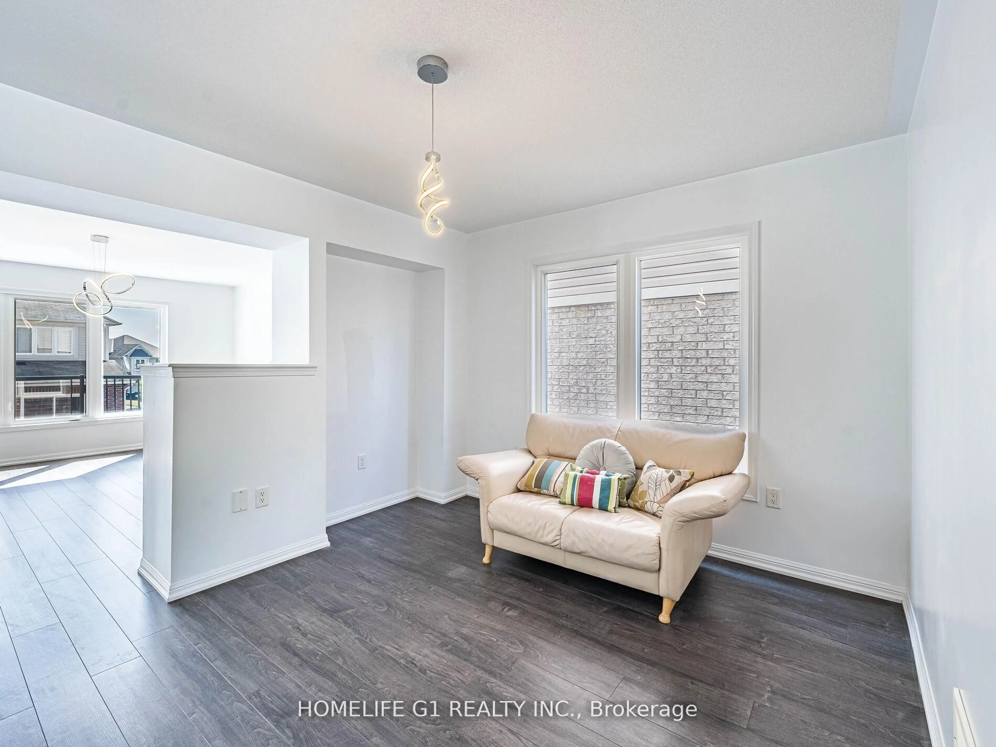 Living room with furniture, wood/laminate floor for 23 Davidson Dr, New Tecumseth Ontario L9R 0E4