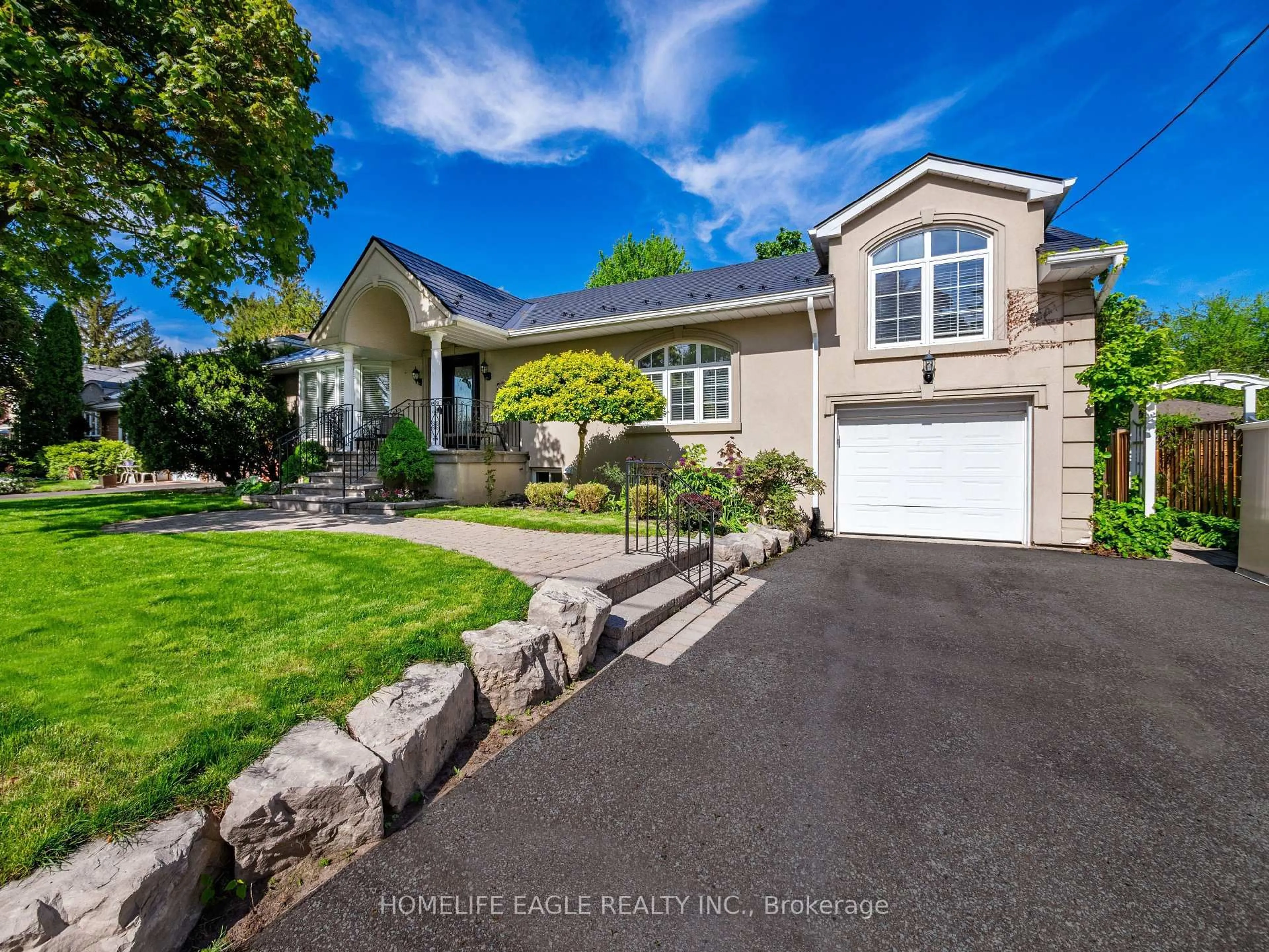 Home with vinyl exterior material, street for 11 Knollside Dr, Richmond Hill Ontario L4C 4W7