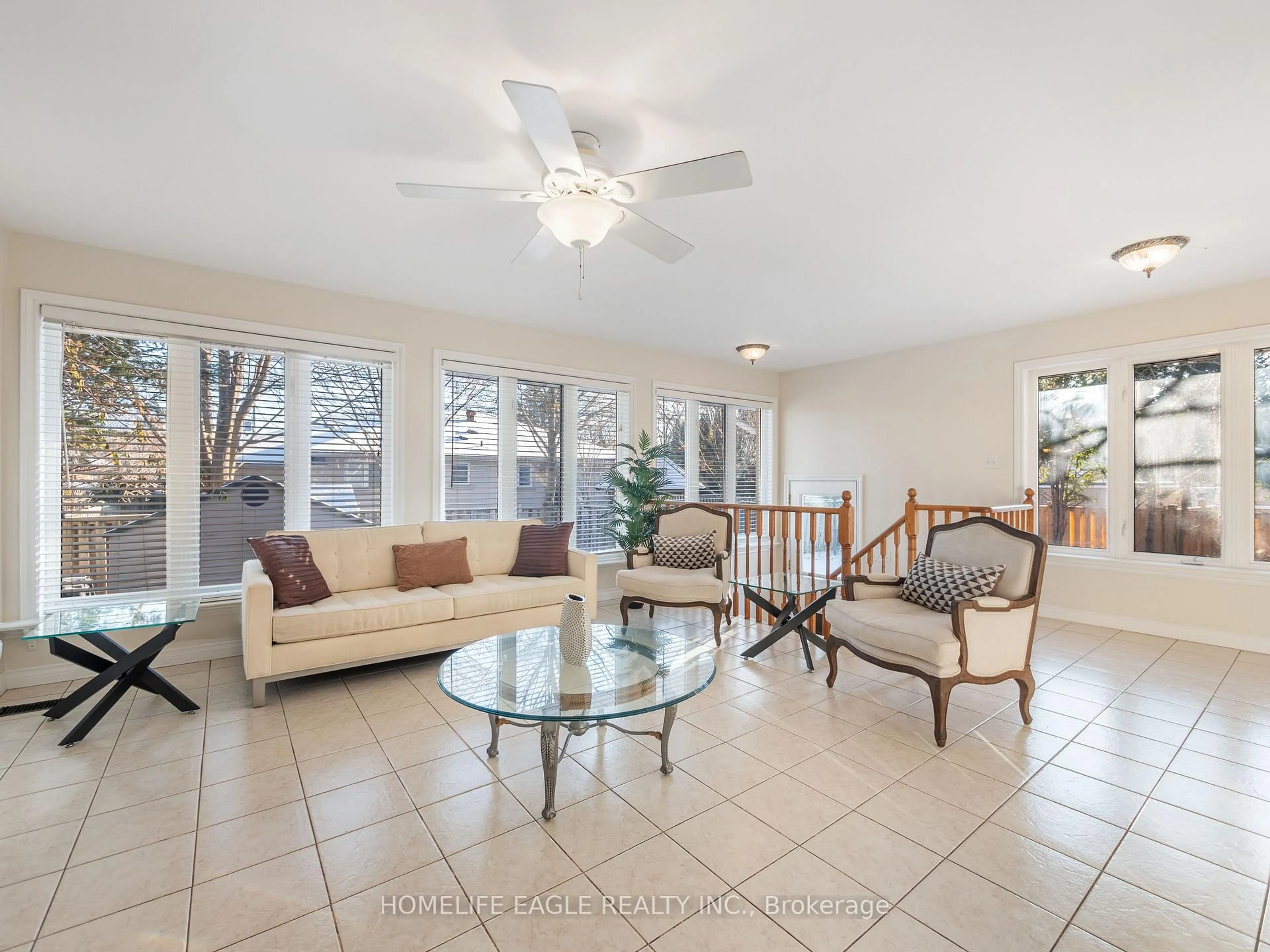 Living room with furniture, ceramic/tile floor for 11 Knollside Dr, Richmond Hill Ontario L4C 4W7