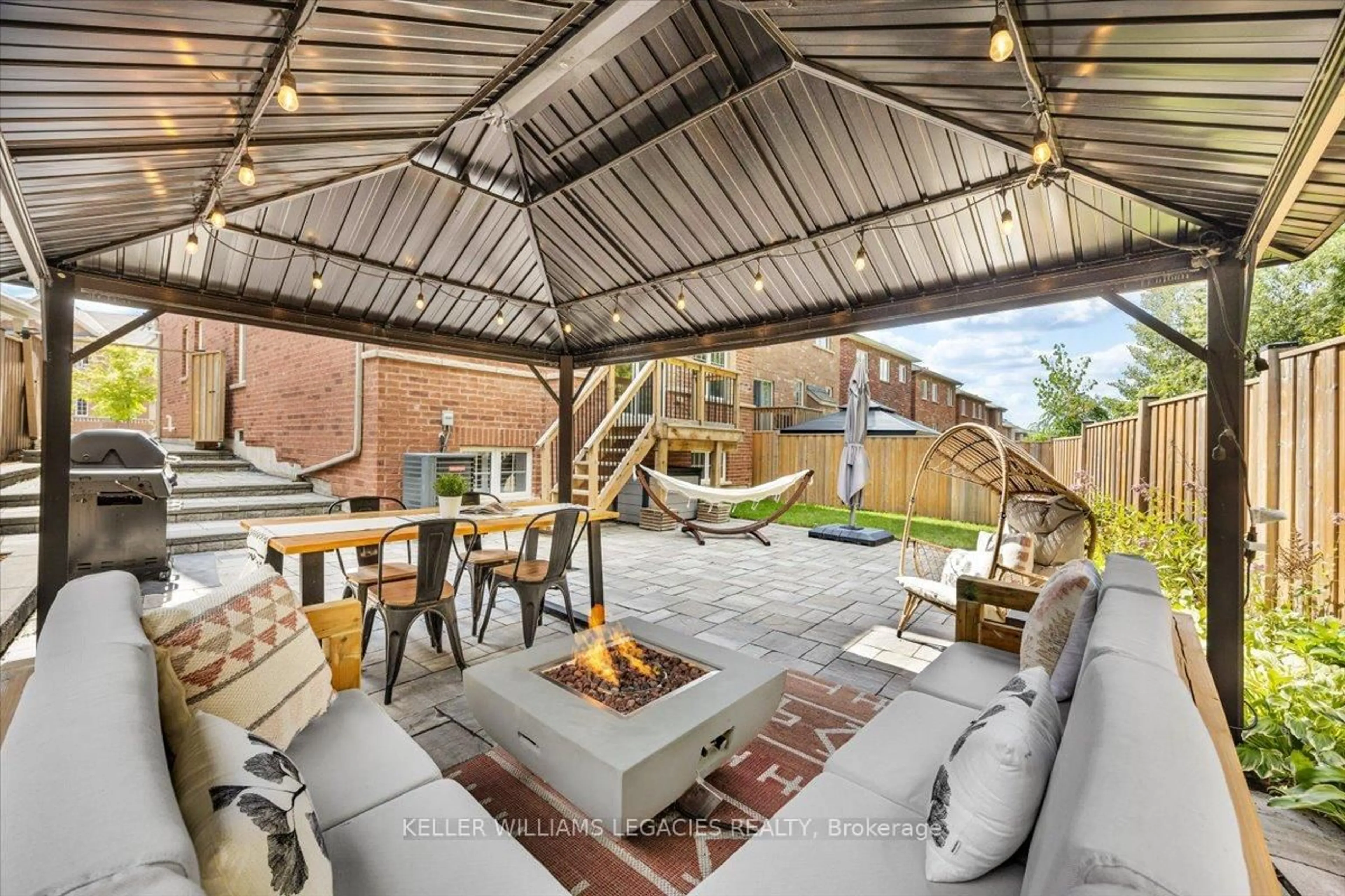 Patio, street for 208 Greenwood Rd, Whitchurch-Stouffville Ontario L4A 4N8