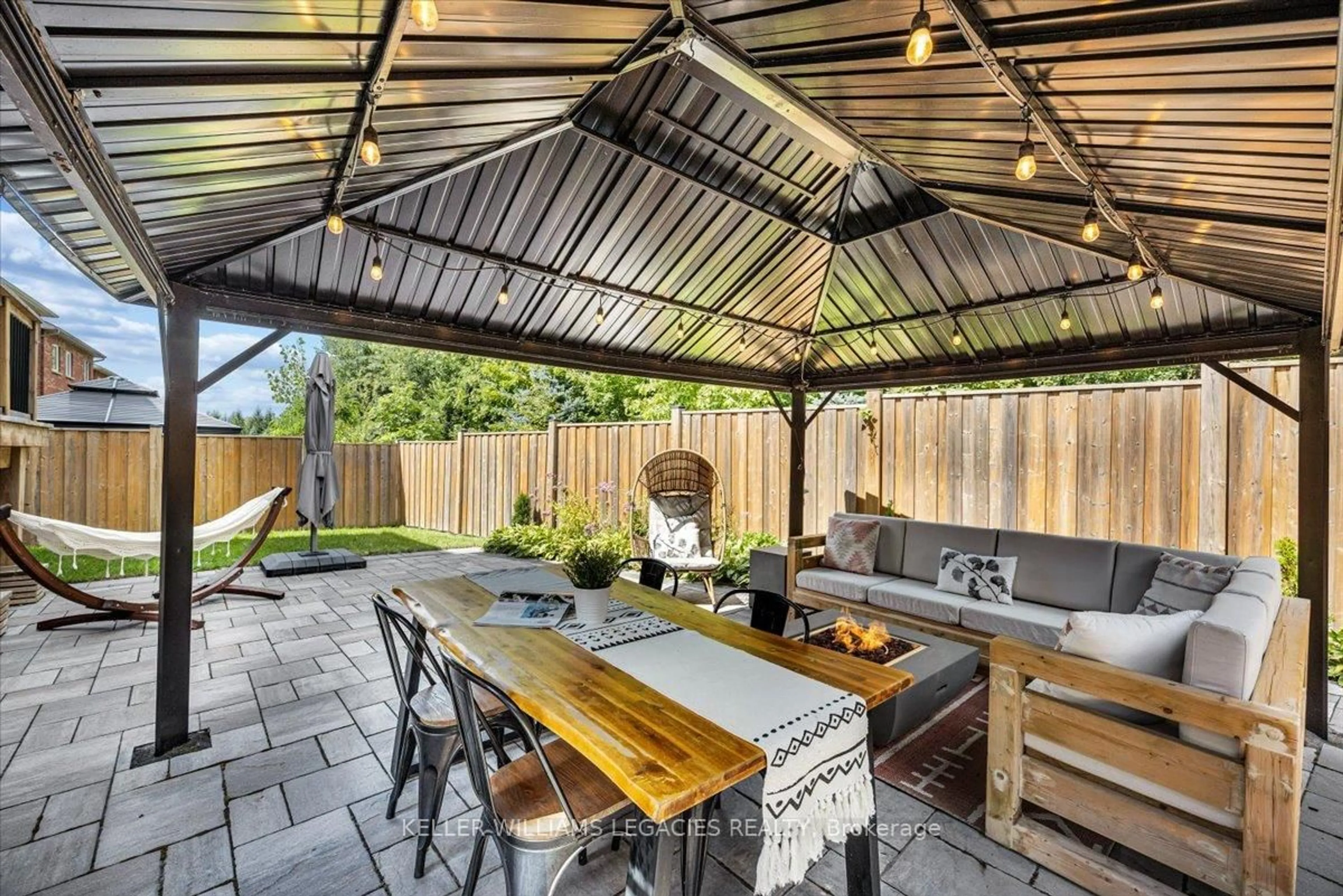 Patio, street for 208 Greenwood Rd, Whitchurch-Stouffville Ontario L4A 4N8