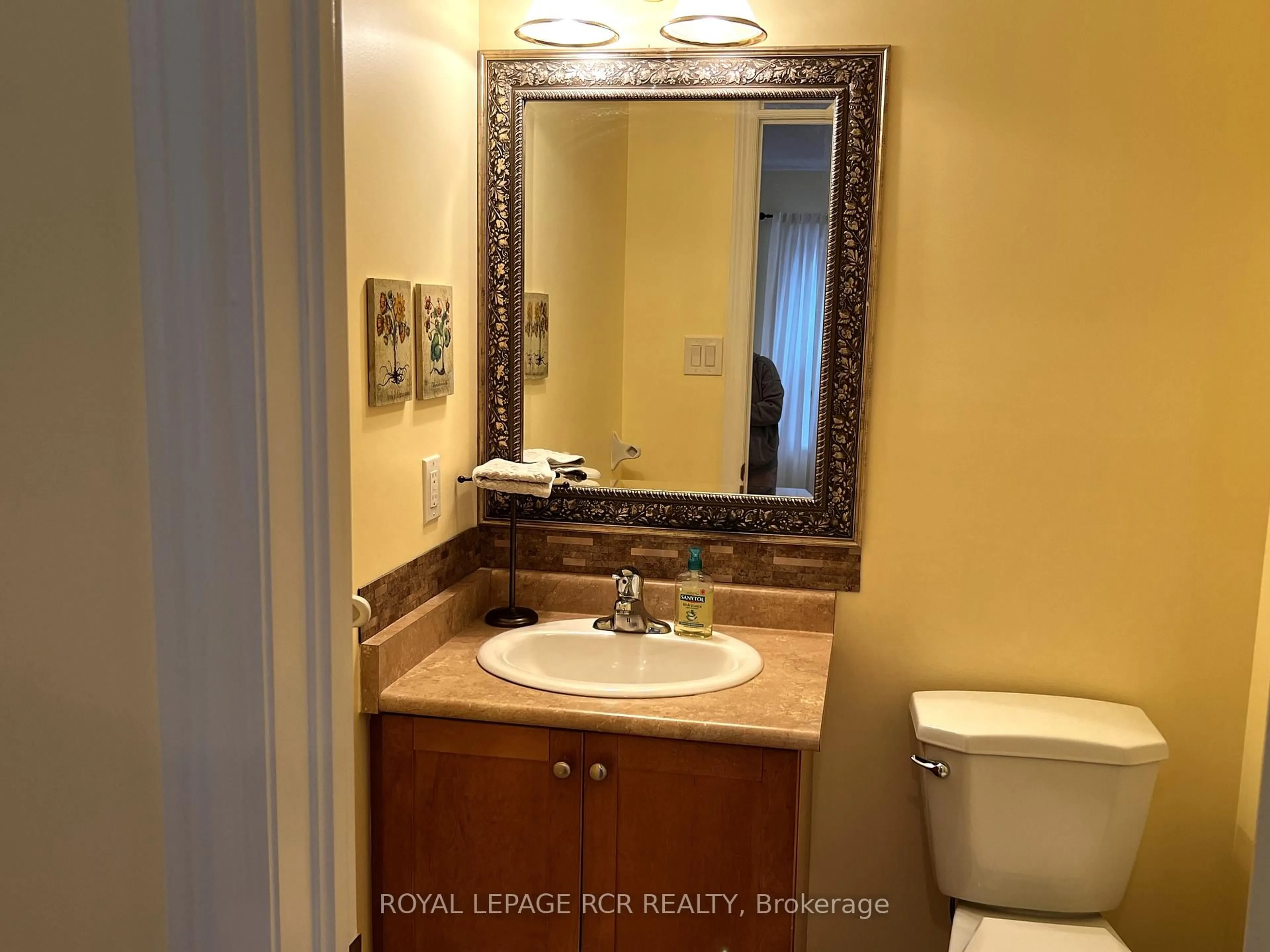 Standard bathroom, ceramic/tile floor for 45 Buchanan Dr, New Tecumseth Ontario L9R 0A2