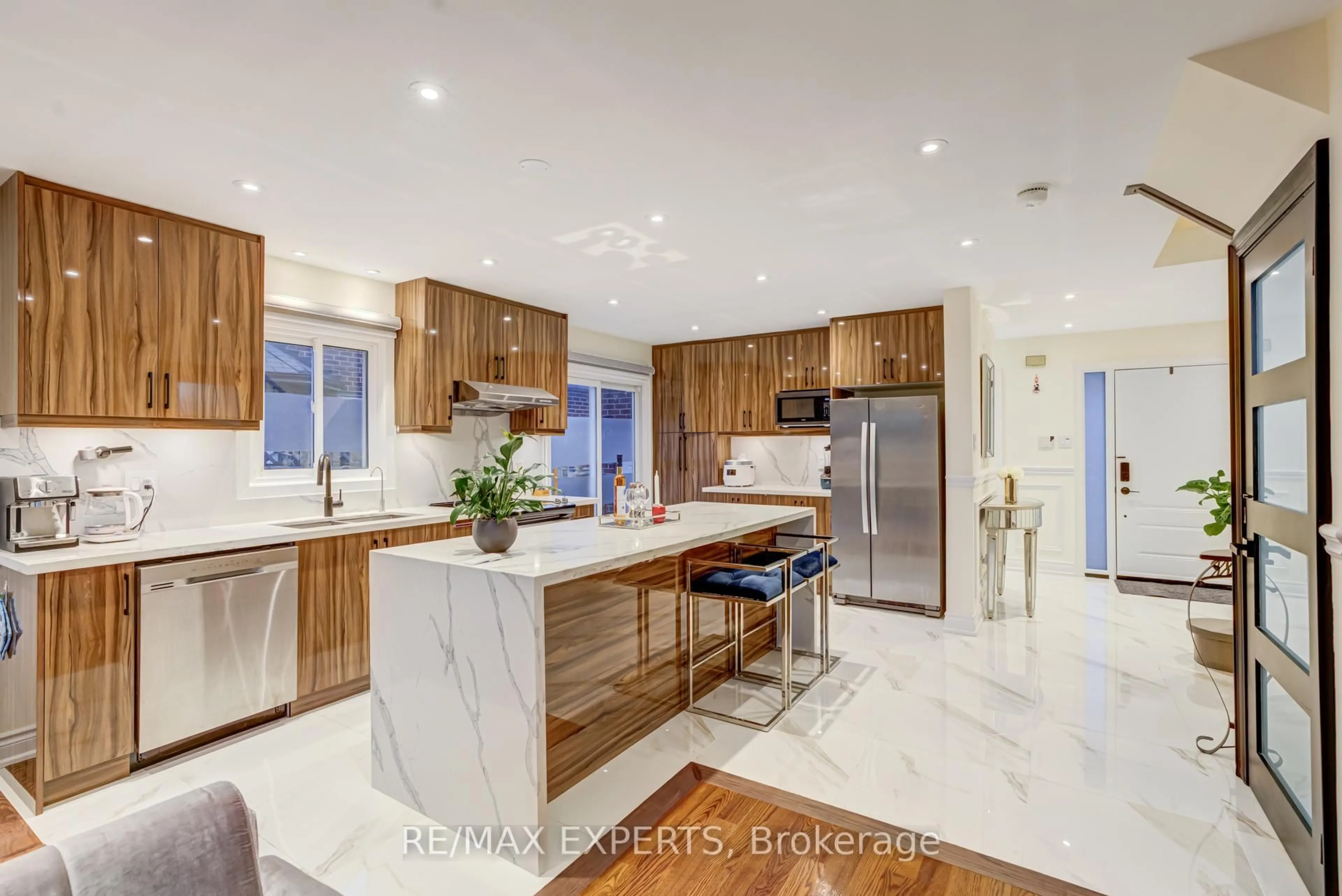 Contemporary kitchen, ceramic/tile floor for 11 Belvedere Cres, Richmond Hill Ontario L4C 8W3