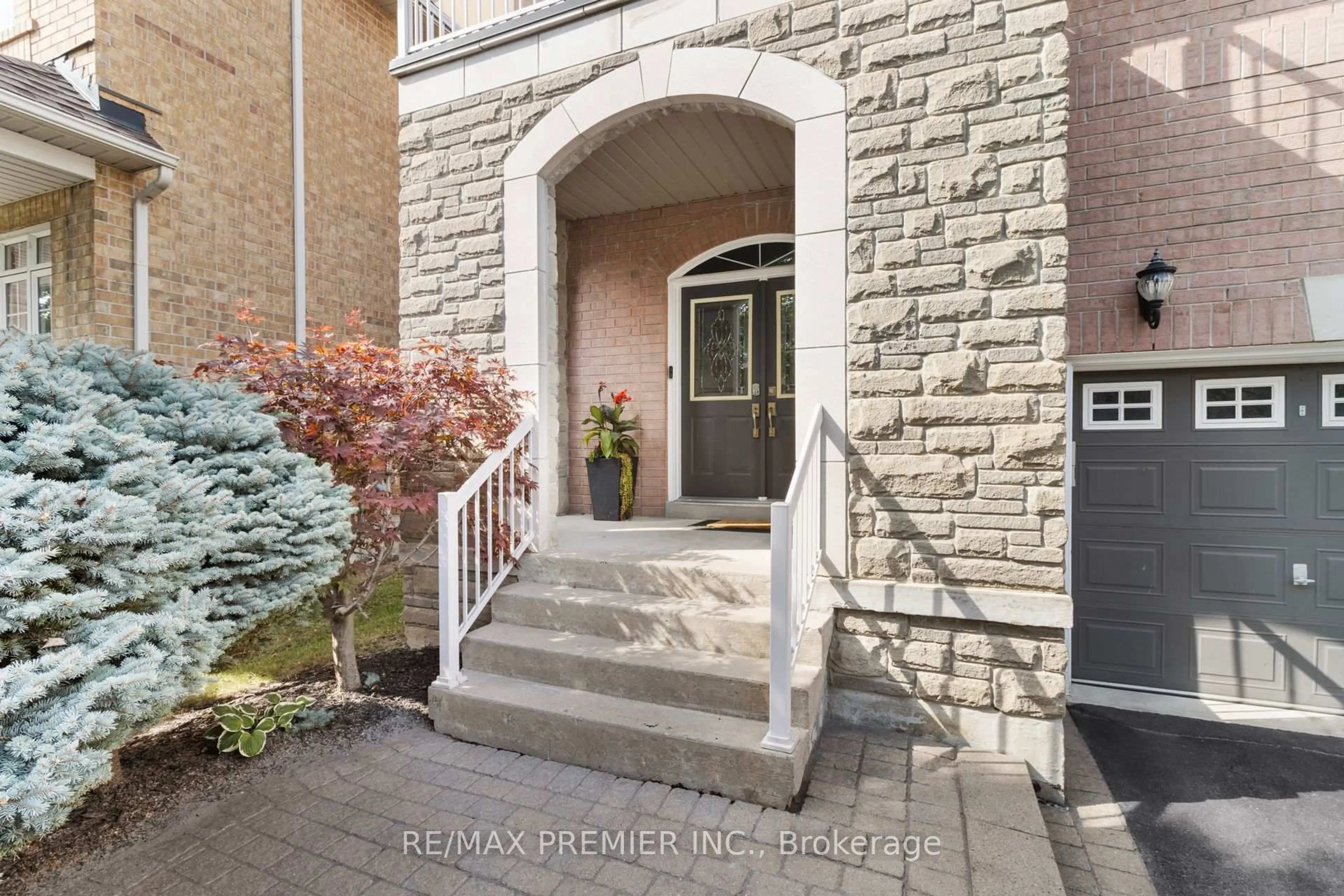 Indoor entryway for 64 Leameadow Rd, Vaughan Ontario L4J 8T5