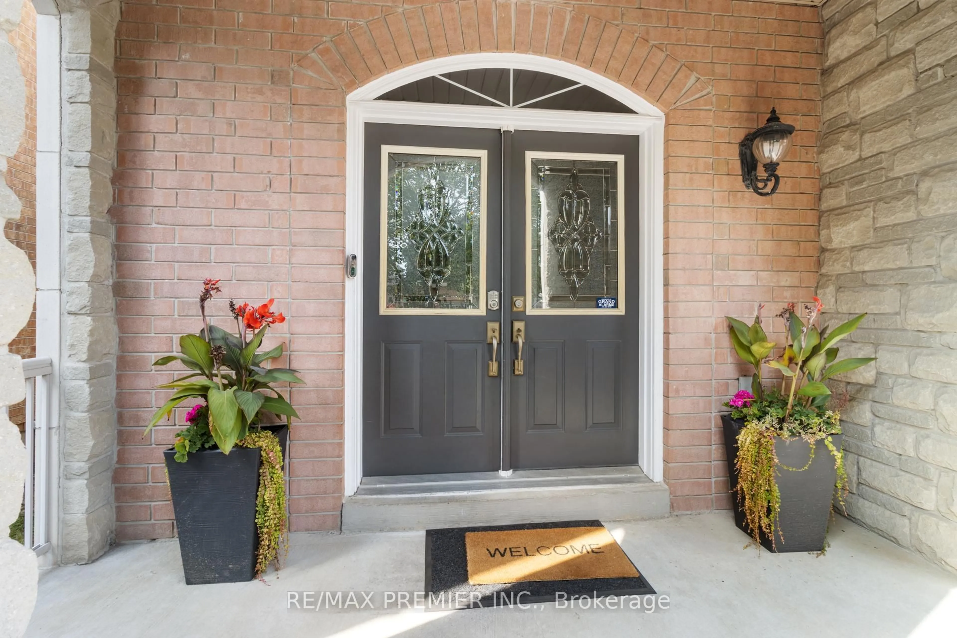 Indoor entryway for 64 Leameadow Rd, Vaughan Ontario L4J 8T5