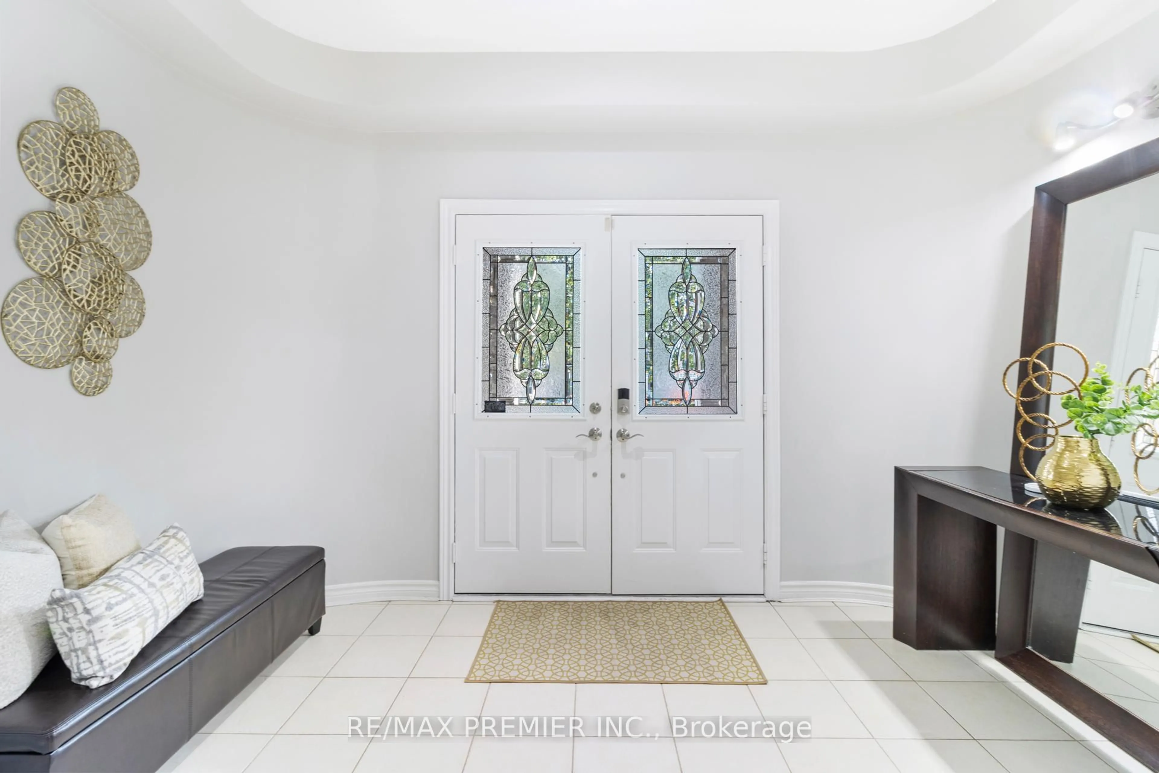 Indoor entryway for 64 Leameadow Rd, Vaughan Ontario L4J 8T5