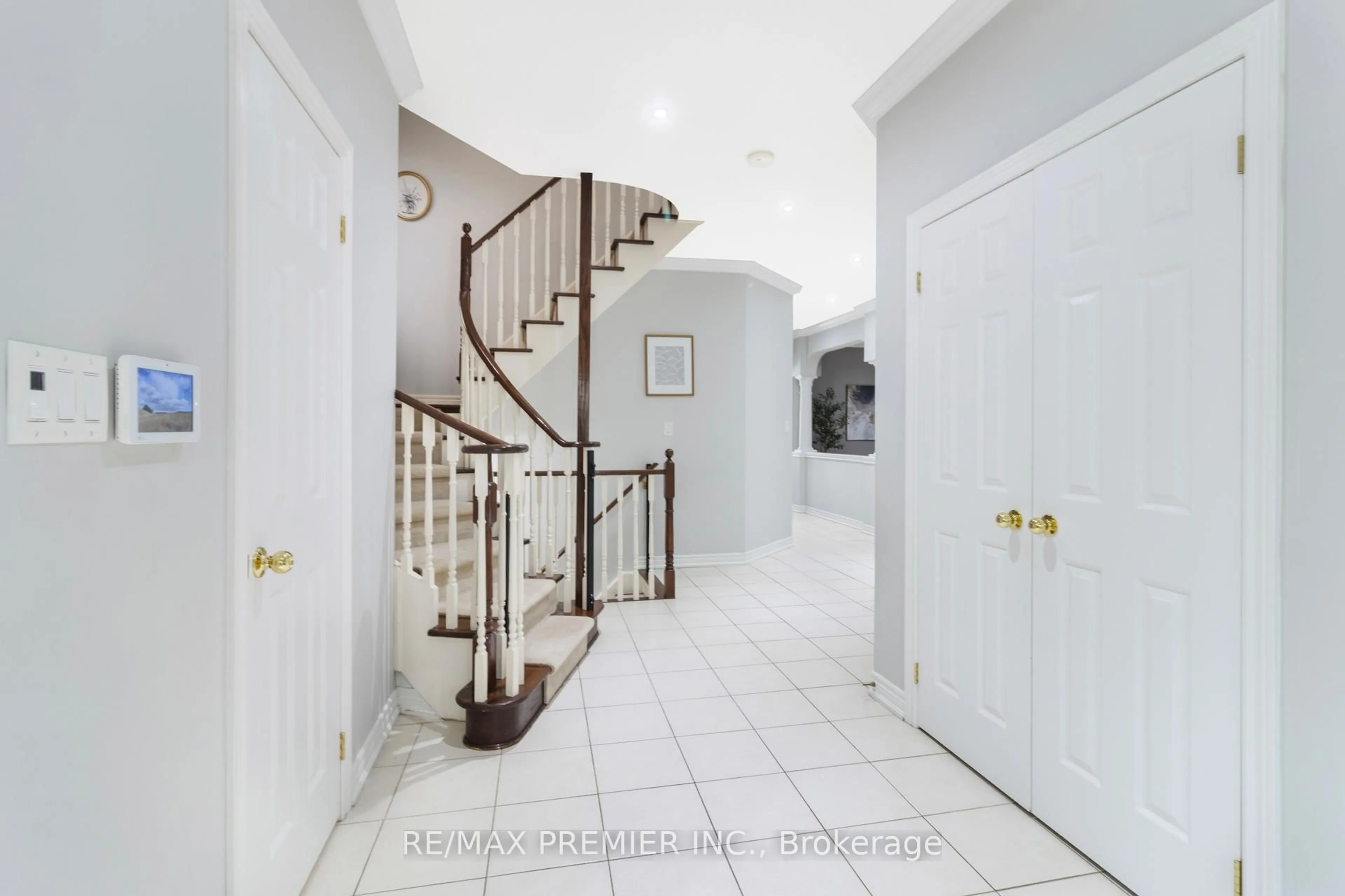 Indoor foyer for 64 Leameadow Rd, Vaughan Ontario L4J 8T5