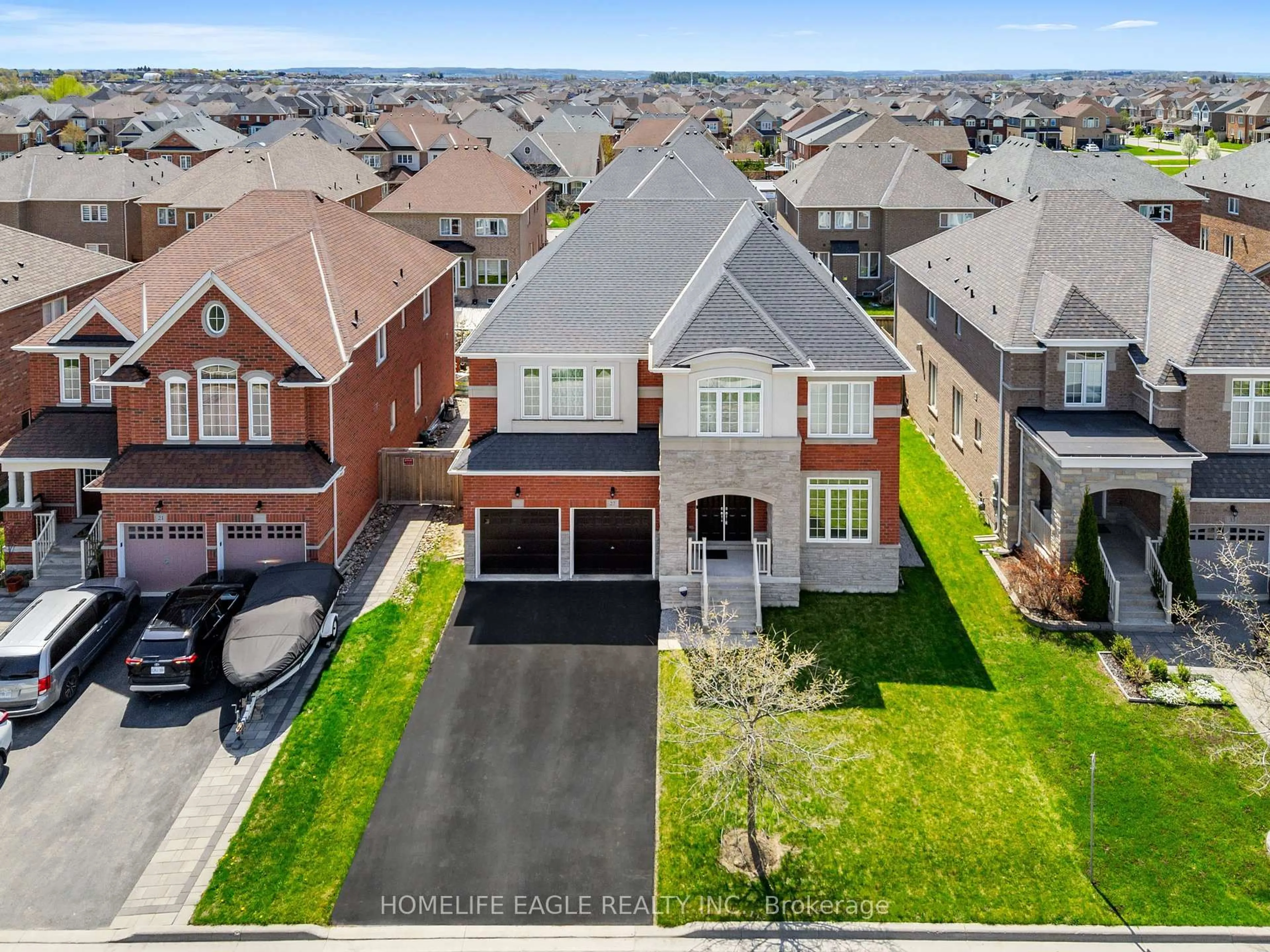 A pic from outside/outdoor area/front of a property/back of a property/a pic from drone, street for 27 Scarlet Way, Bradford West Gwillimbury Ontario L3Z 0T4